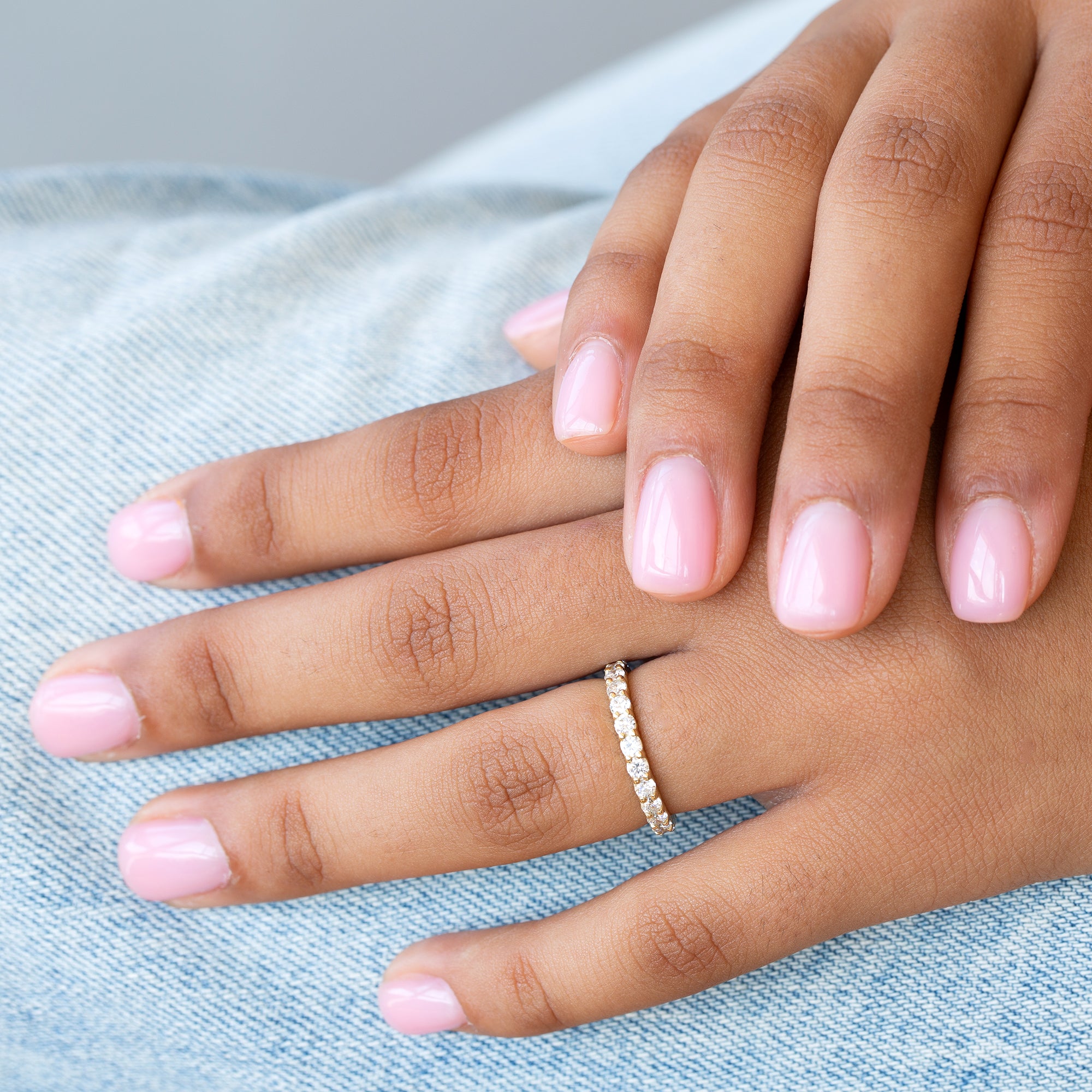 יד של אישה שעונדת טבעת שורת יהלומים