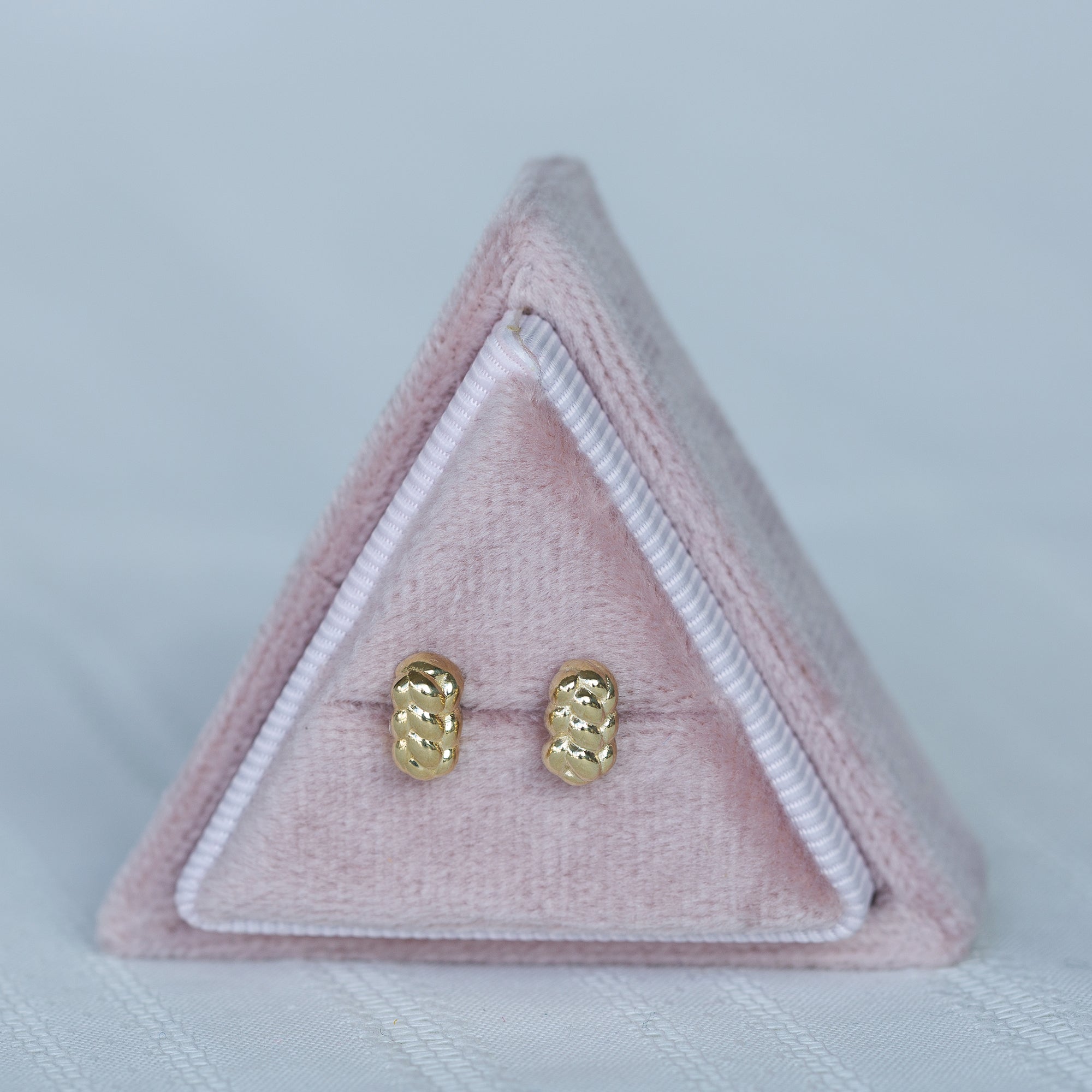 זוג עגילי זהב צהוב 14K בקופסאת עגילים משולשת