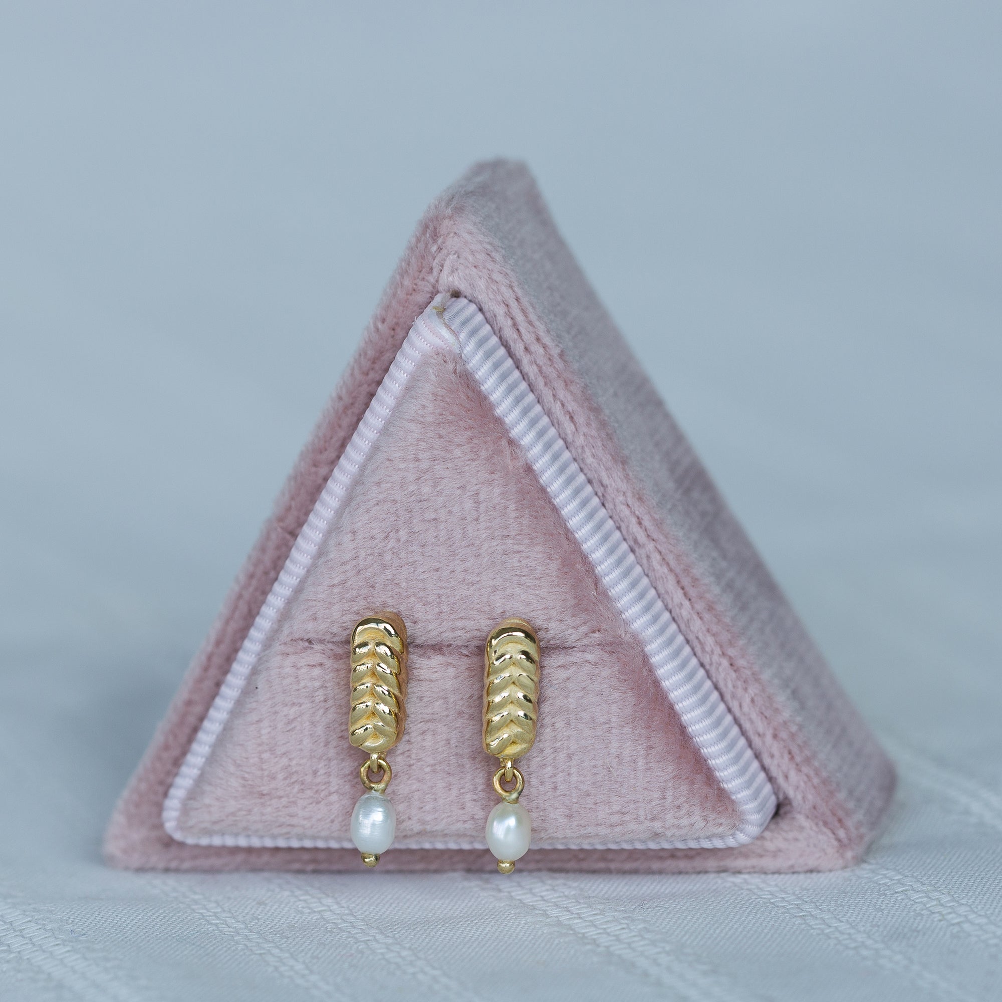 עגילי כלות מזהב צהוב עם פנינה נופלת