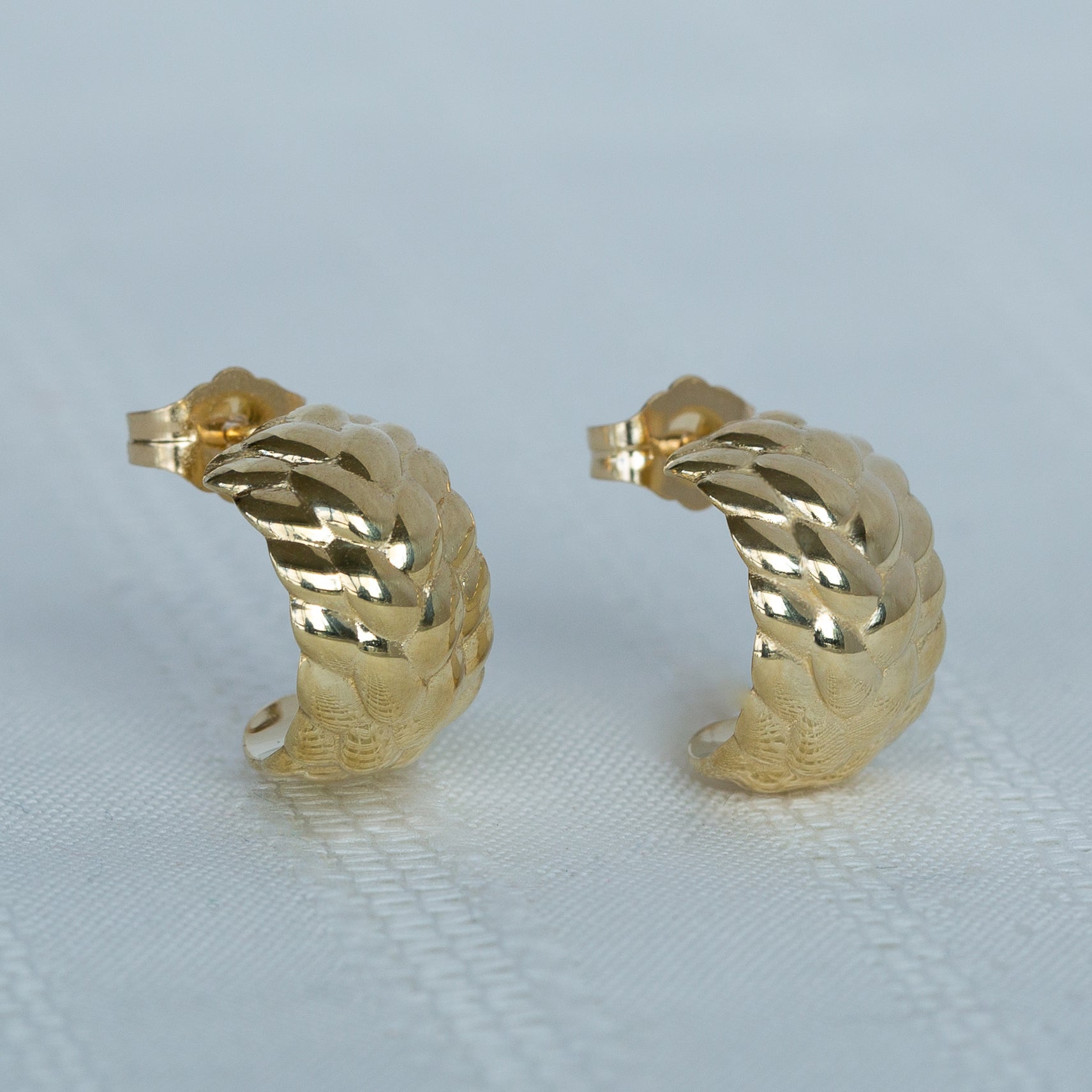 עגילי חישוק קלועים מזהב 14K