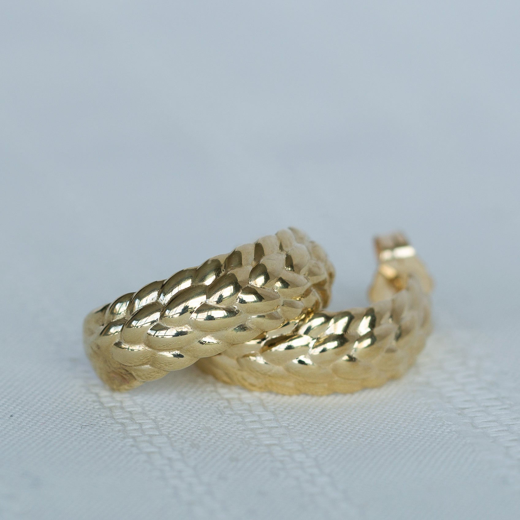 עגילי חישוק קלועים מזהב 14K