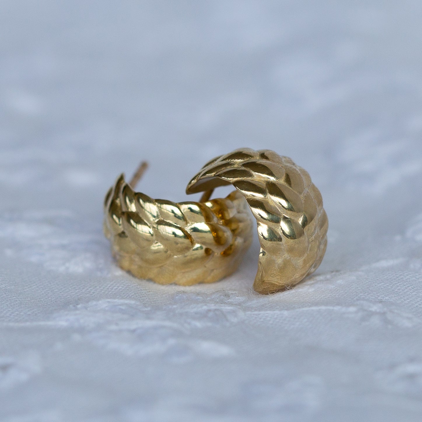 עגילי חישוק קלועים מזהב 14K