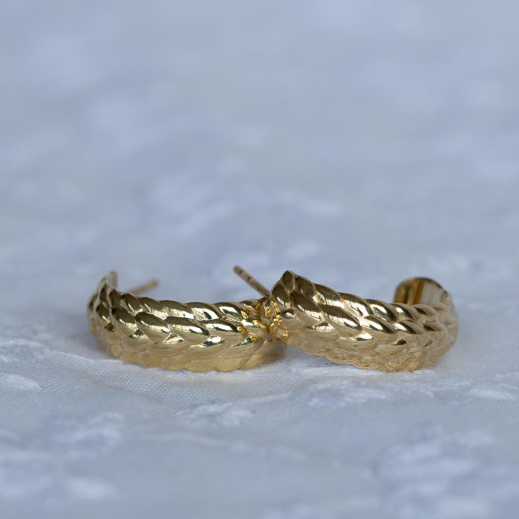 עגילי חישוק קלועים מזהב 14K