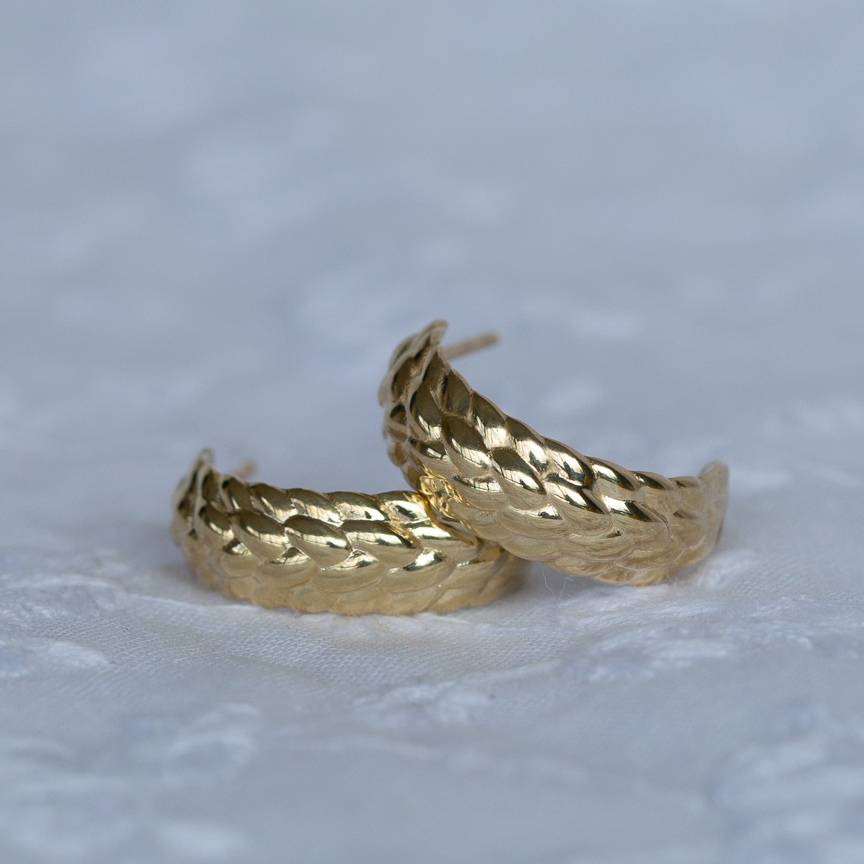 עגילי חישוק קלועים מזהב 14K