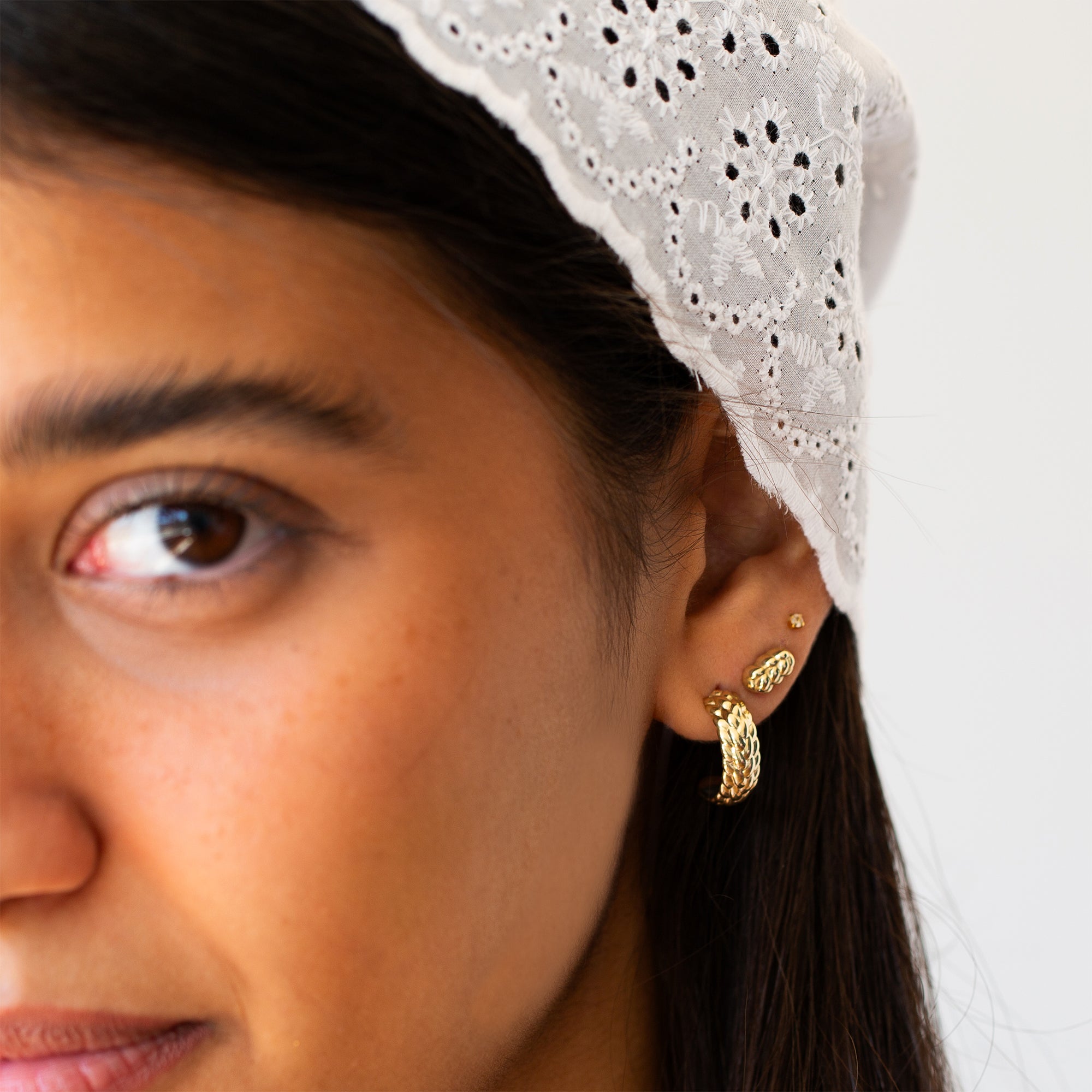 עגילי חישוק קלועים מזהב 14K