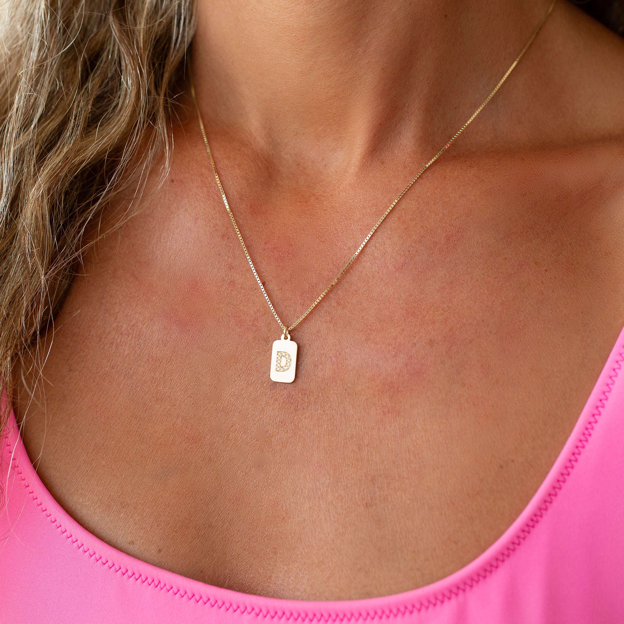 שרשרת אות יהלומים מזהב 14 קראט, מציגה אות באנגלית בעיצוב דסקית מיוחד ויוקרתי