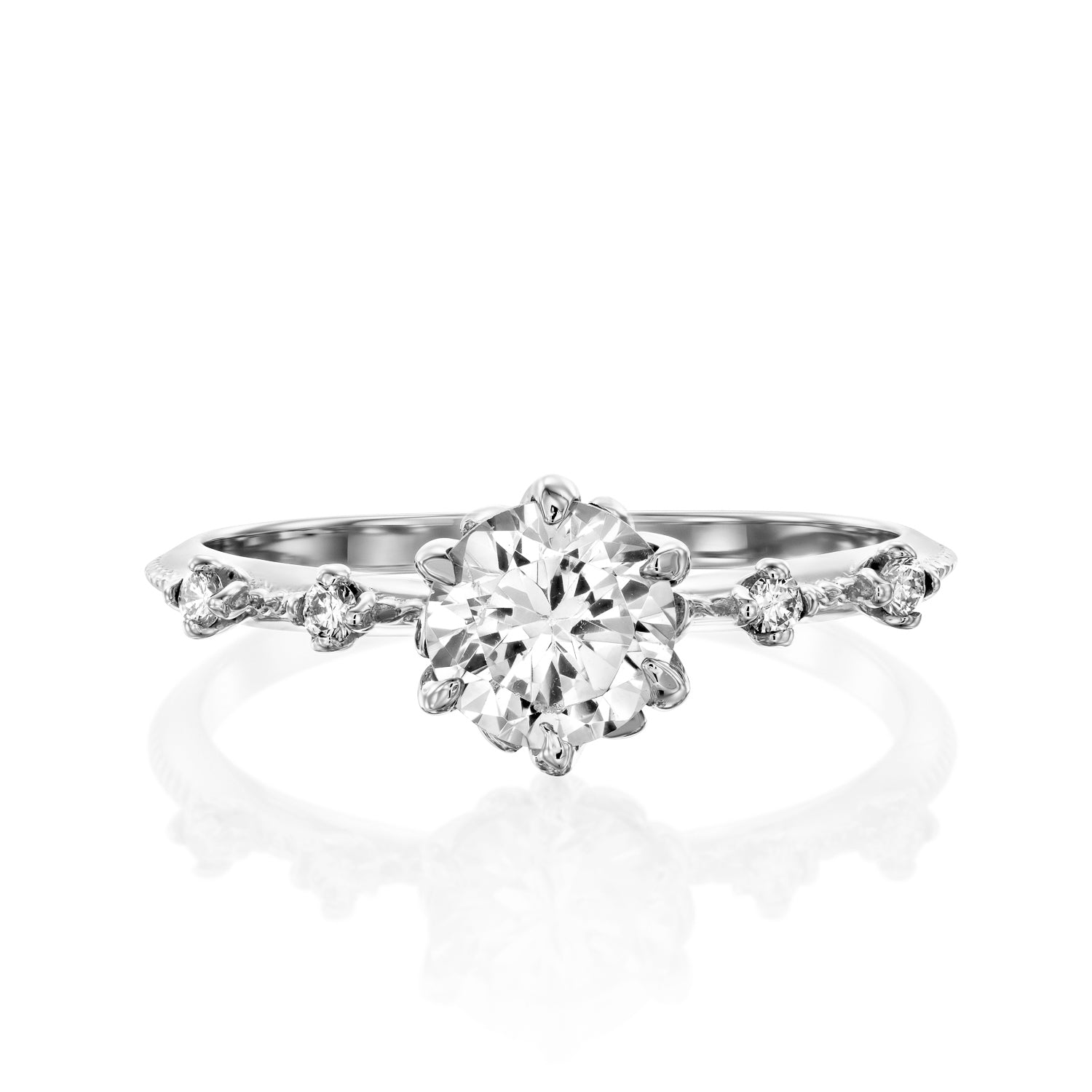 טבעת אירוסין זהב לבן משובצת יהלומים על רקע לבן