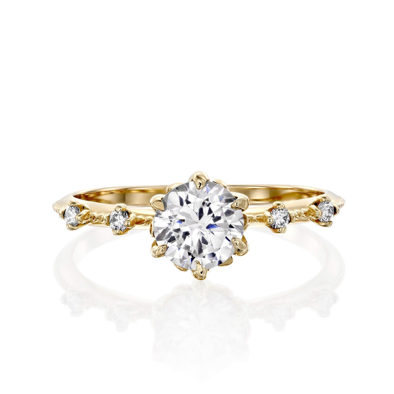 טבעת אירוסין יהלום בסגנון וינטג' בזהב צהוב על רקע לבן