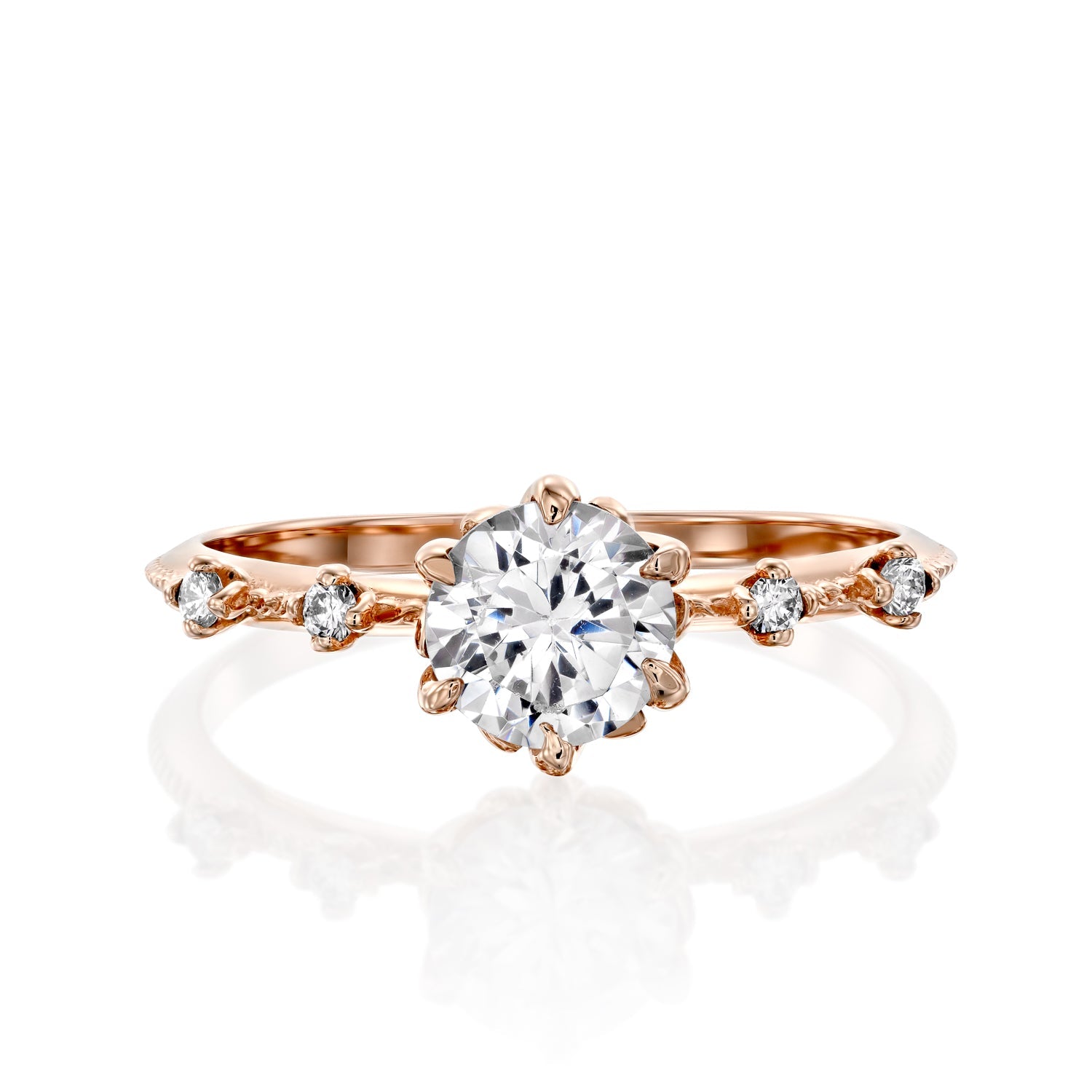 טבעת אירוסין יהלום טבעי בזהב אדום על רקע לבן