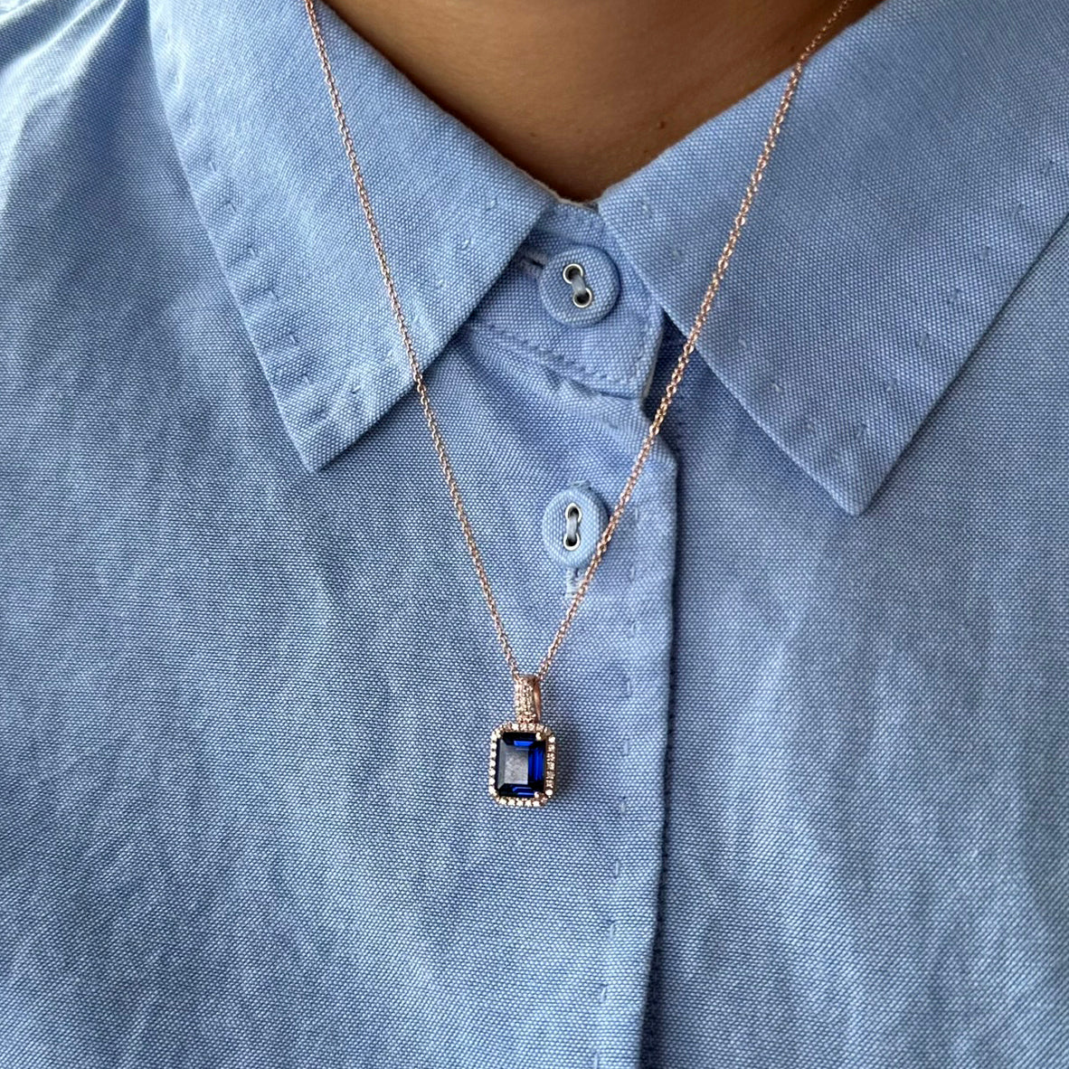 שרשרת זהב משובצת אבן ספיר כחול ומסביבו הילת יהלומים לבנים