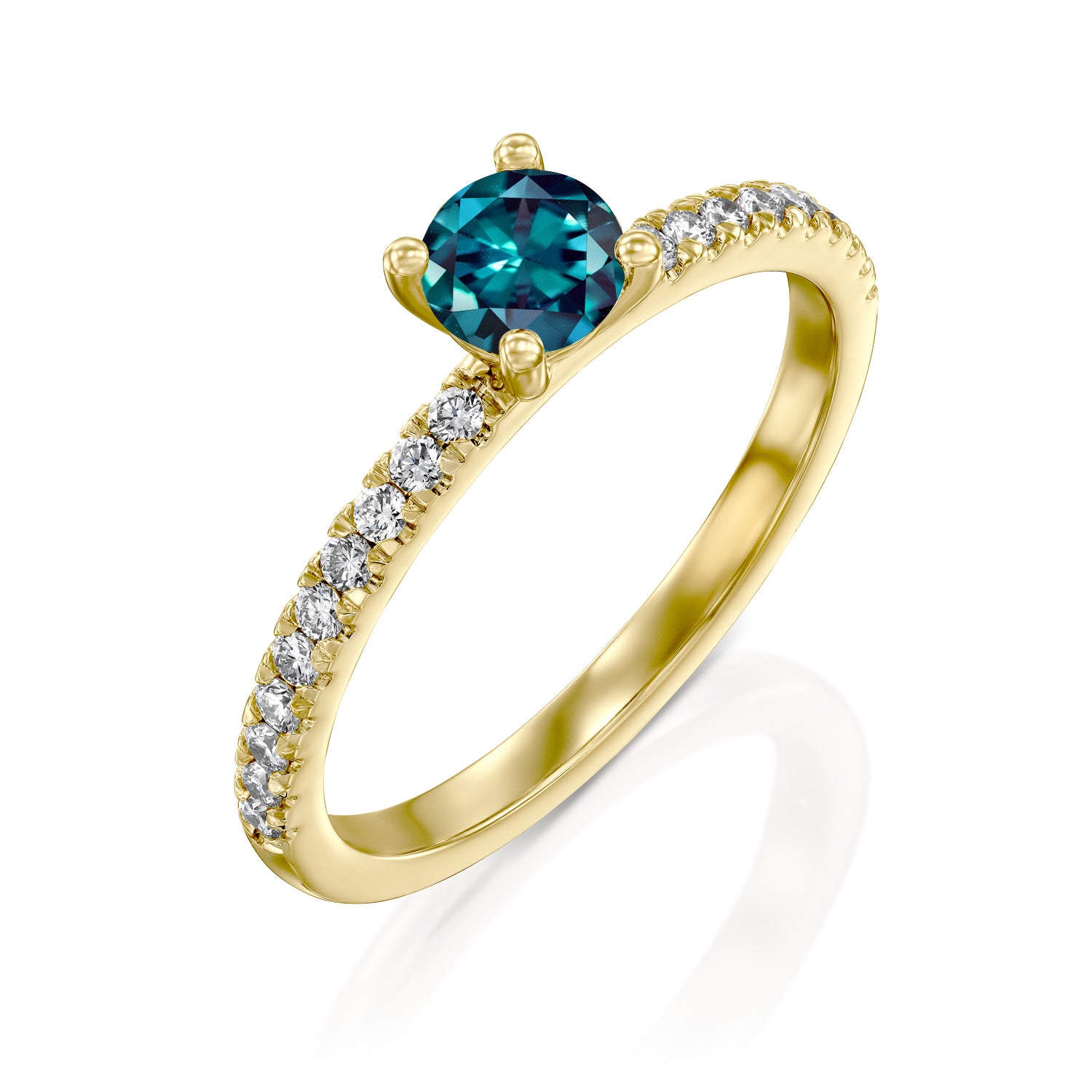 טבעת אלכסנדריט ויהלומים בזהב צהוב על רקע לבן