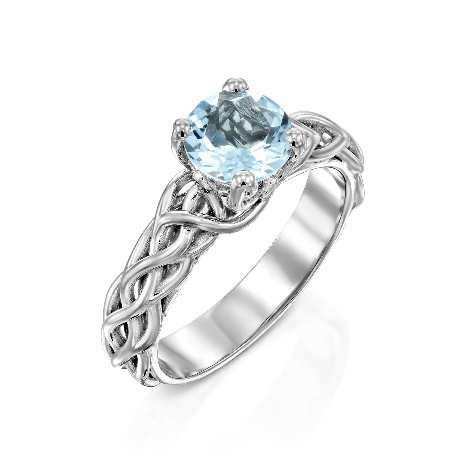 טבעת זהב לבן משובצת אבן חן כחולה על רקע לבן