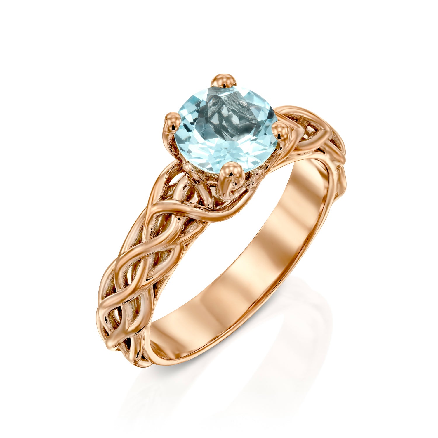 טבעת אקוומרין בזהב אדום על רקע לבן