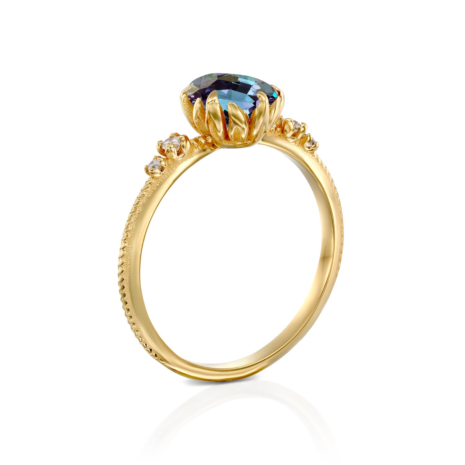 טבעת זהב צהוב משובצת אבן חן כחולה ויהלומים לבנים על רקע לבן