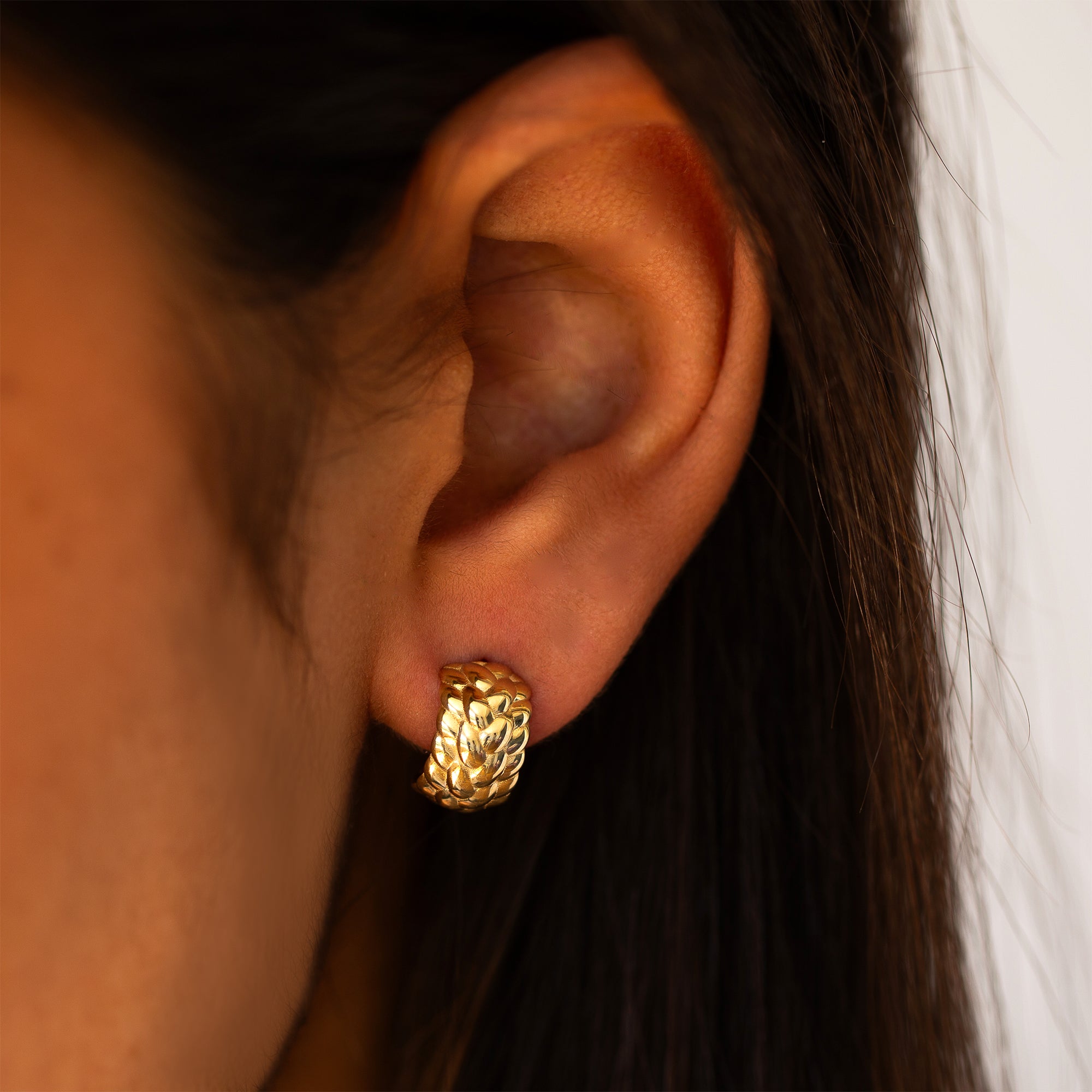 אוזן של אישה שעונדת עגיל חישוק 14K זהב צהוב צמוד לאוזן