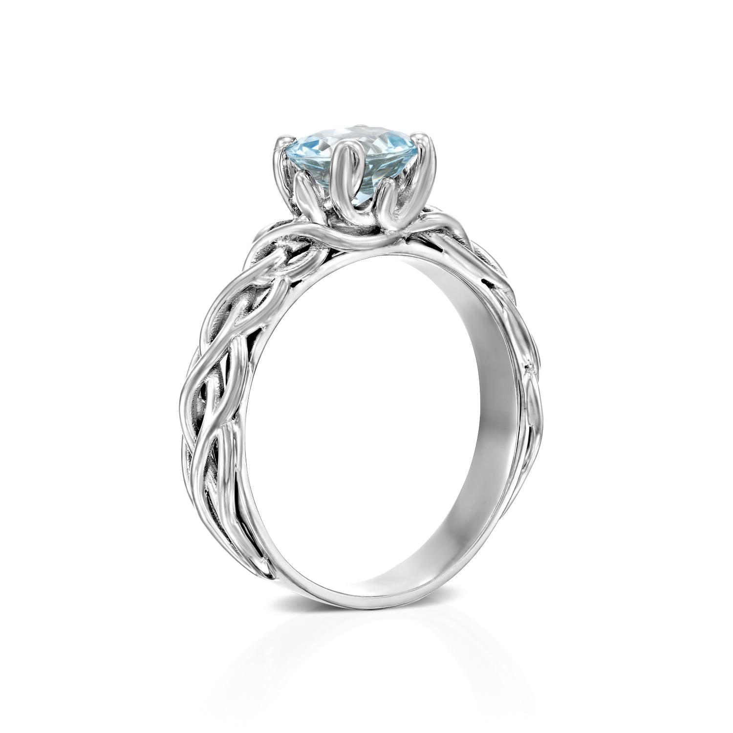 טבעת אירוסין מיוחדת בזהב לבן משובצת אבן חן כחולה על רקע לבן