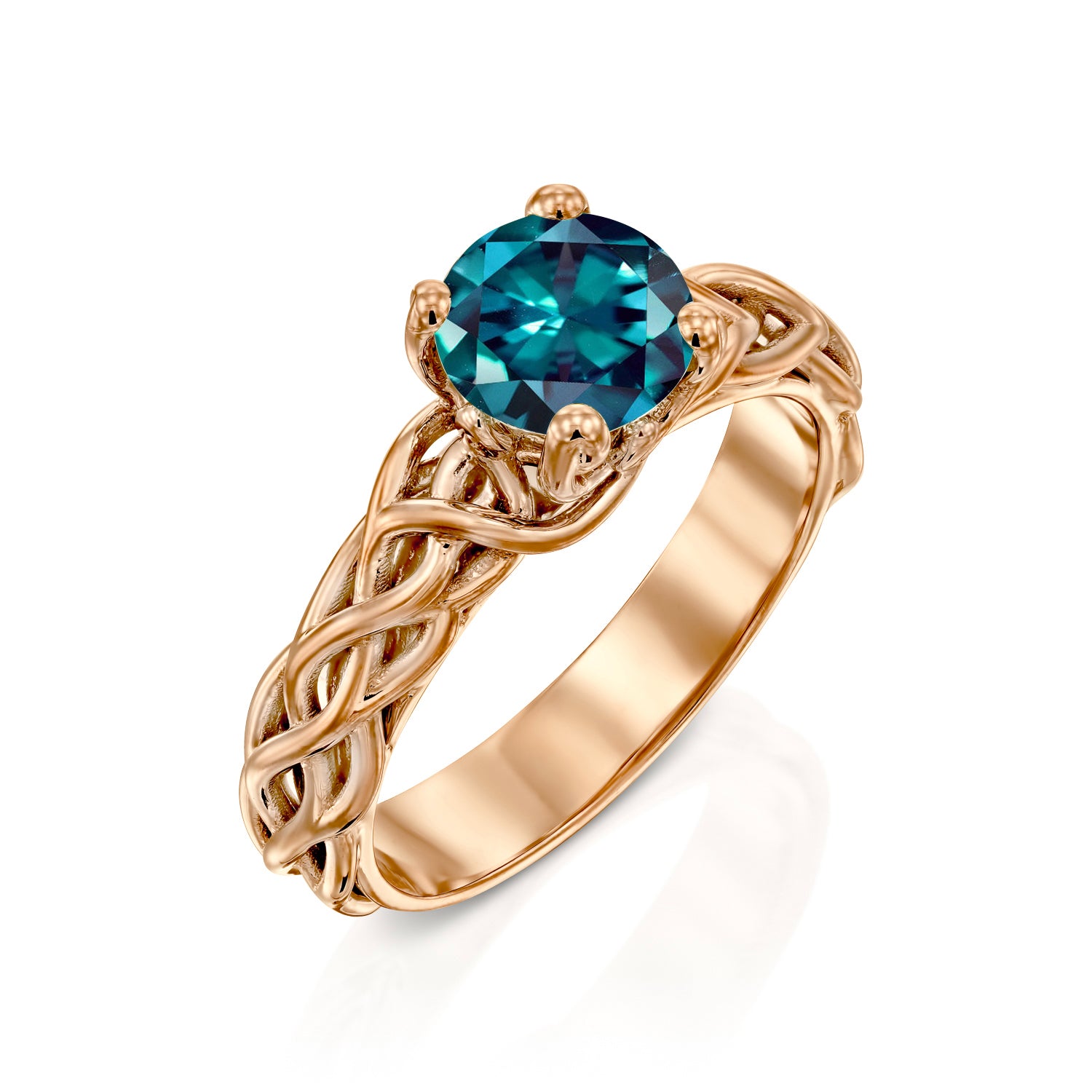 טבעת זהב אדום בעיצוב קלטי משובצת אלכסנדריט כחולה על רקע לבן