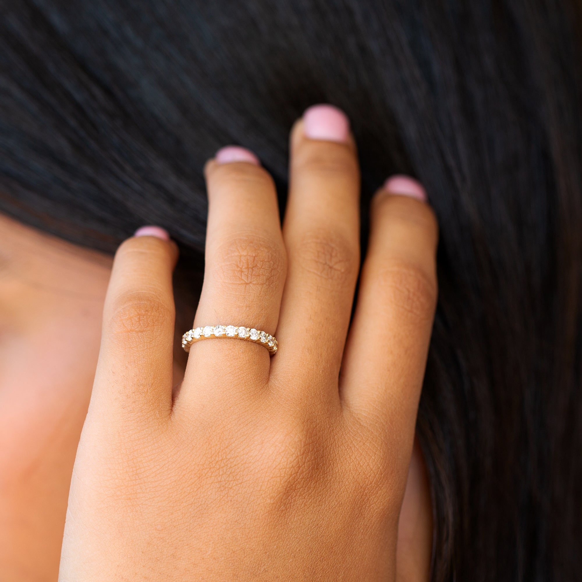 אישה עונדת טבעת איטרניטי יהלומים