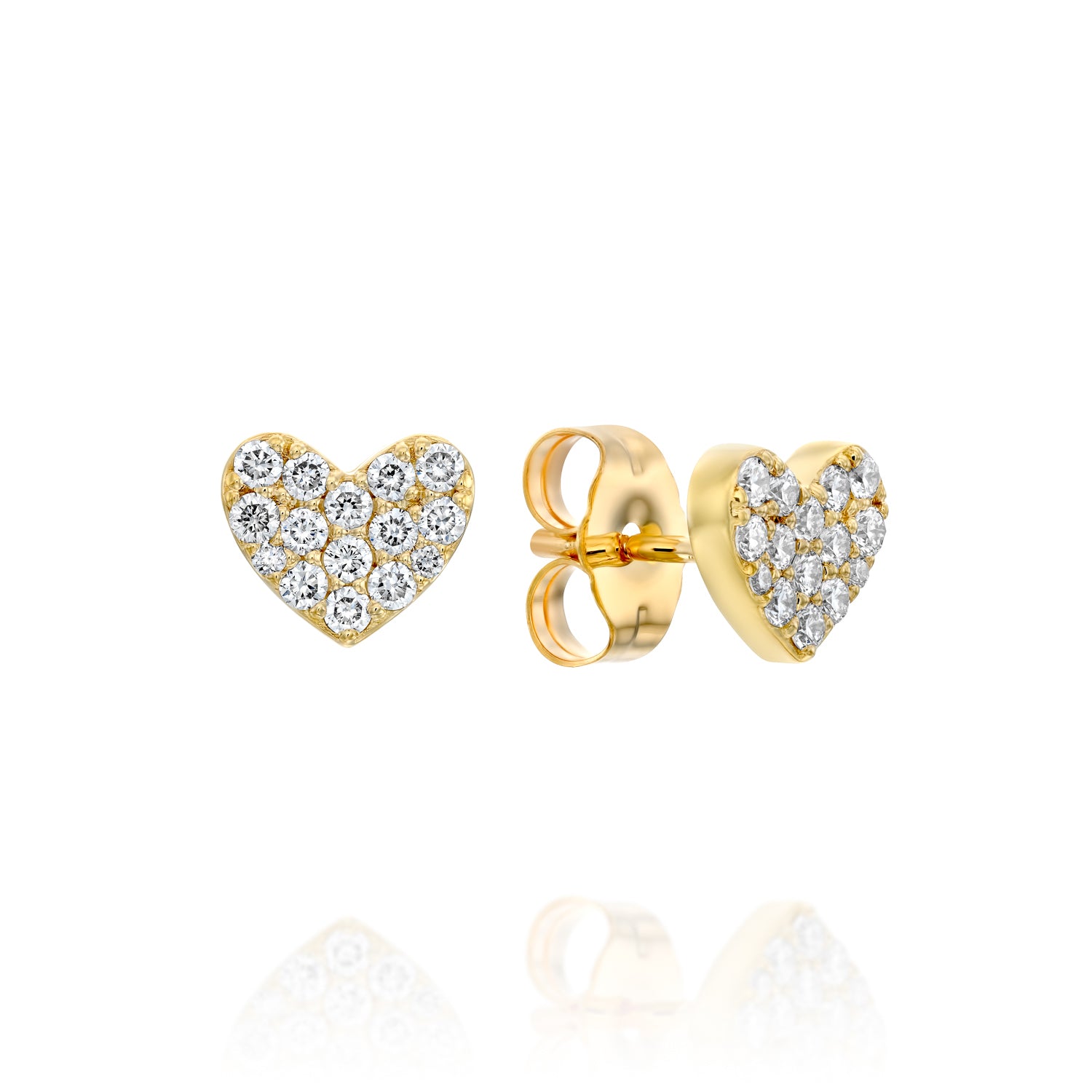 עגילי לבבות מזהב 14 קראט משובצים יהלומים על רקע לבן