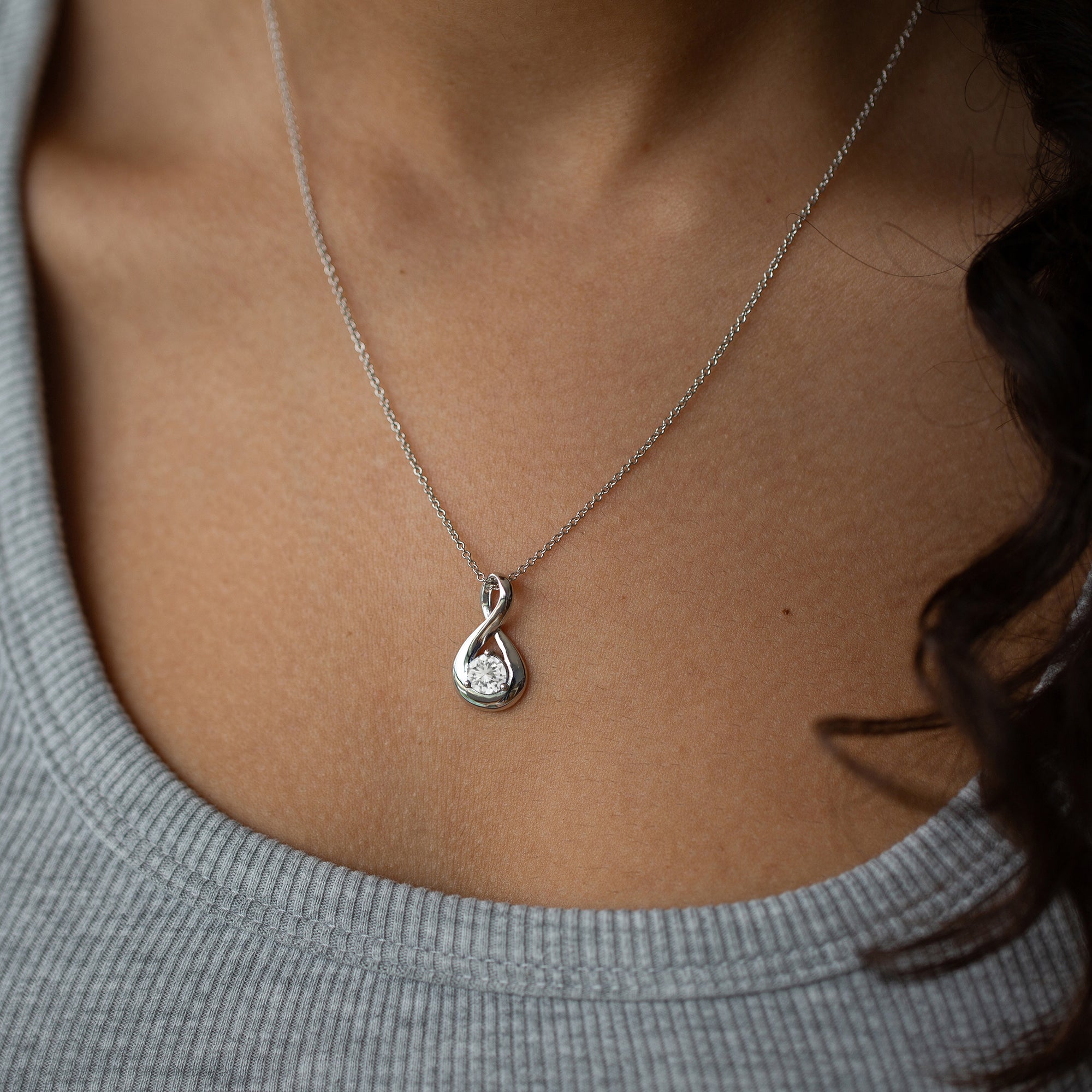 אישה עונדת שרשרת יהלום אינפיניטי בזהב לבן