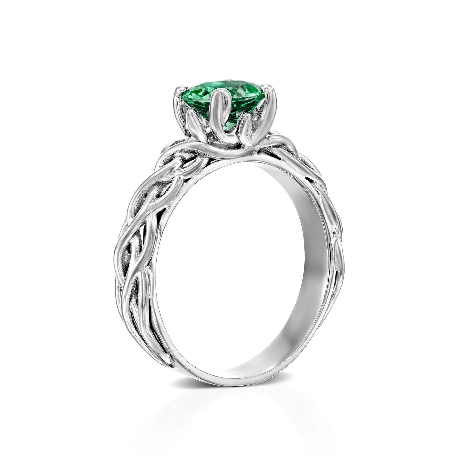 טבעת זהב לבן משובצת אבן חודש מאי אמרלד על רקע לבן