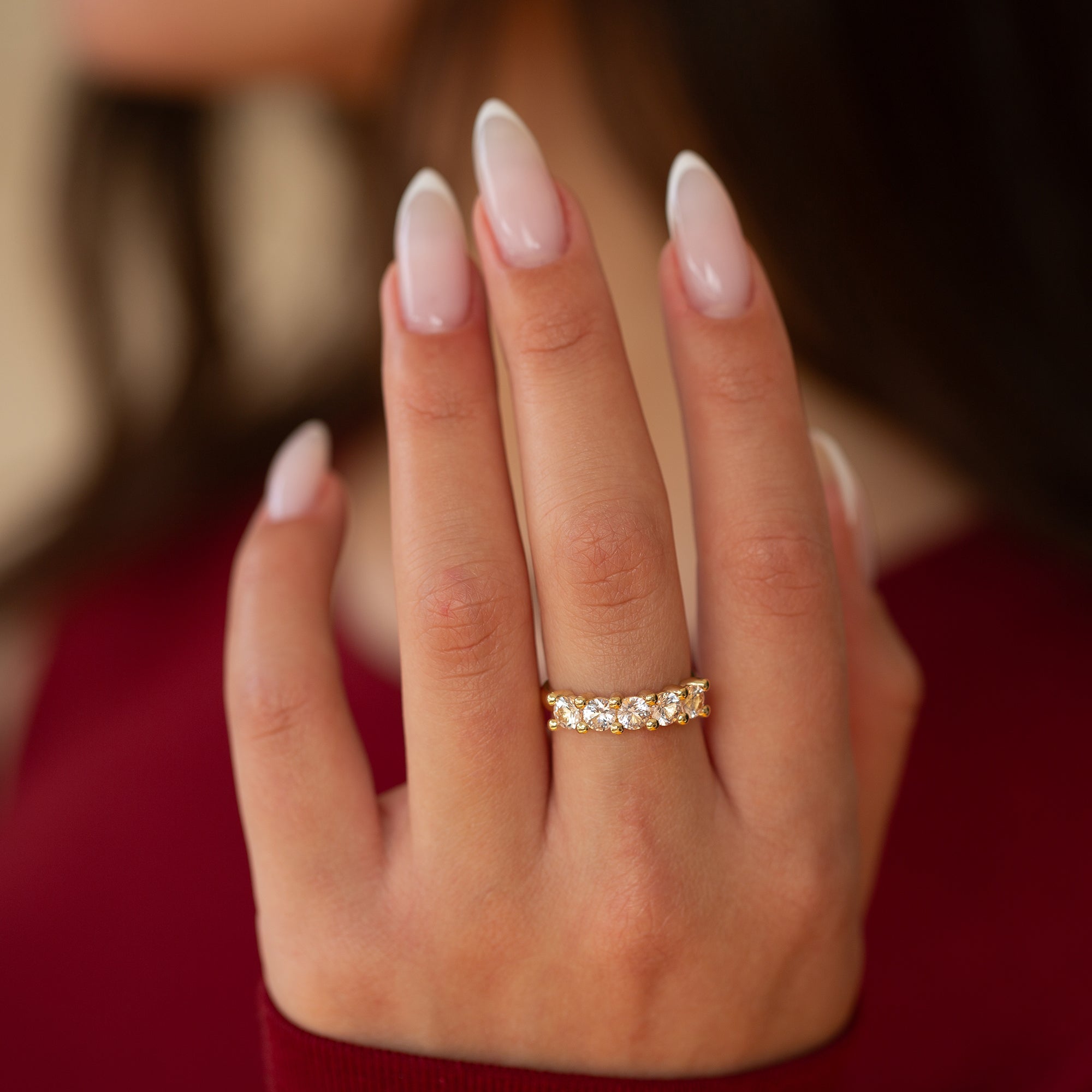 אישה עונדת טבעת איטרניטי מושבצת אבני מורגנייט