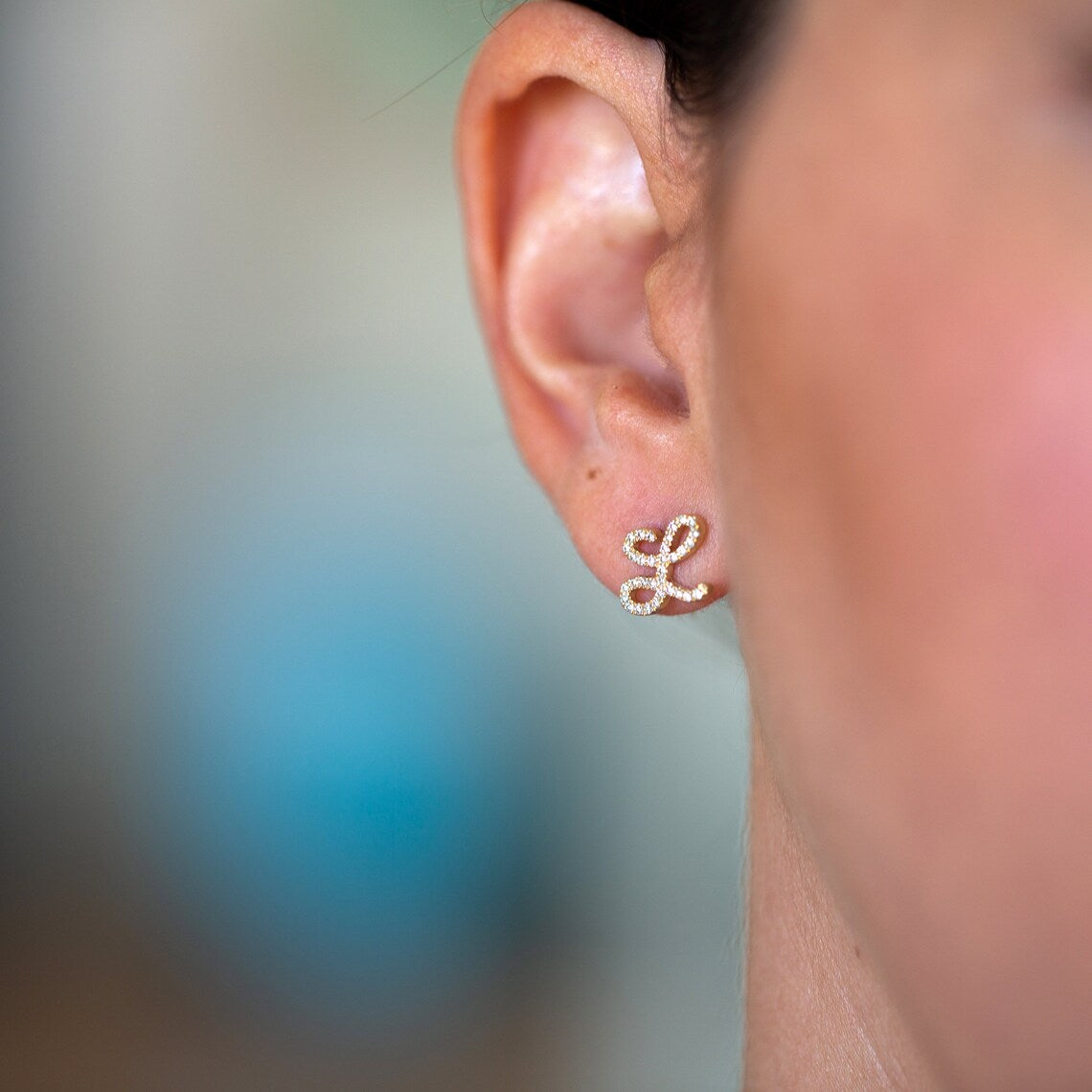 עגילי אותיות מזהב משובצים יהלומים