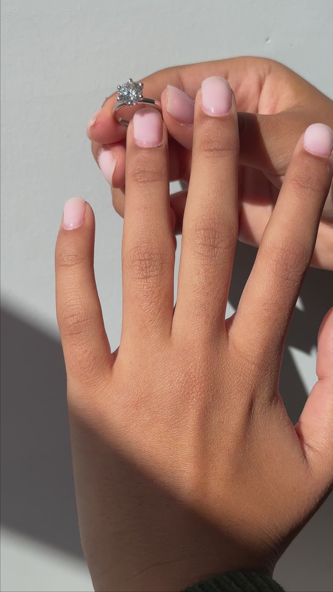 טבעת סוליטר אלגנטית בזהב לבן