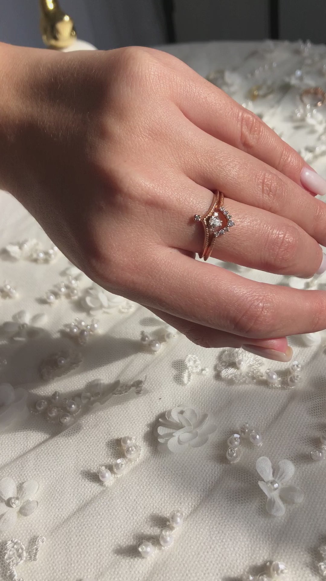 אישה עונדת טבעת זהב צהוב 14 קראט בסגנון וינטג' משובצת יהלום טיפה נקייה ועדינה