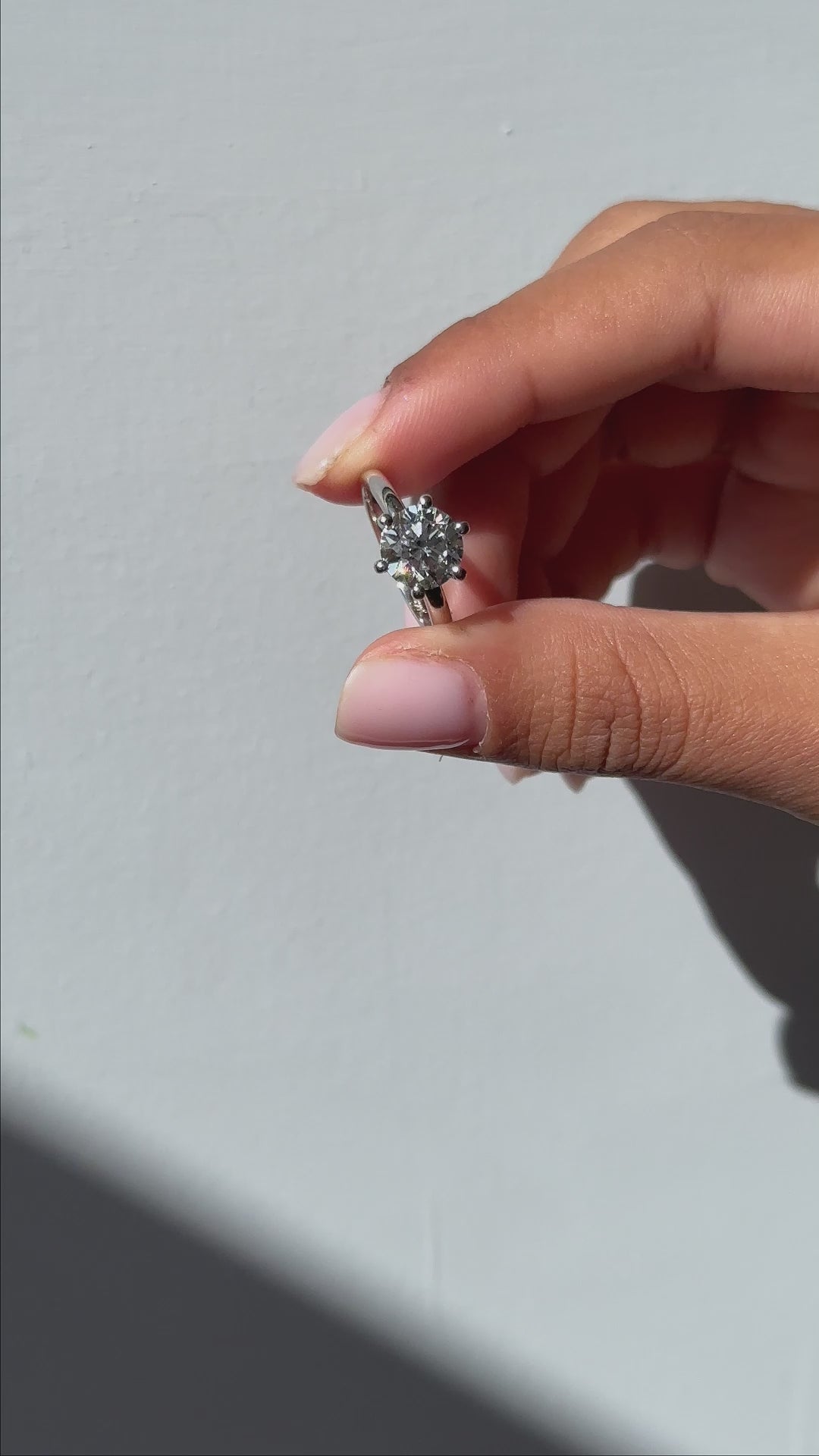 טבעת אירוסין בזהב 14 קראט לבן משובצת יהלום מעבדה 2 קראט