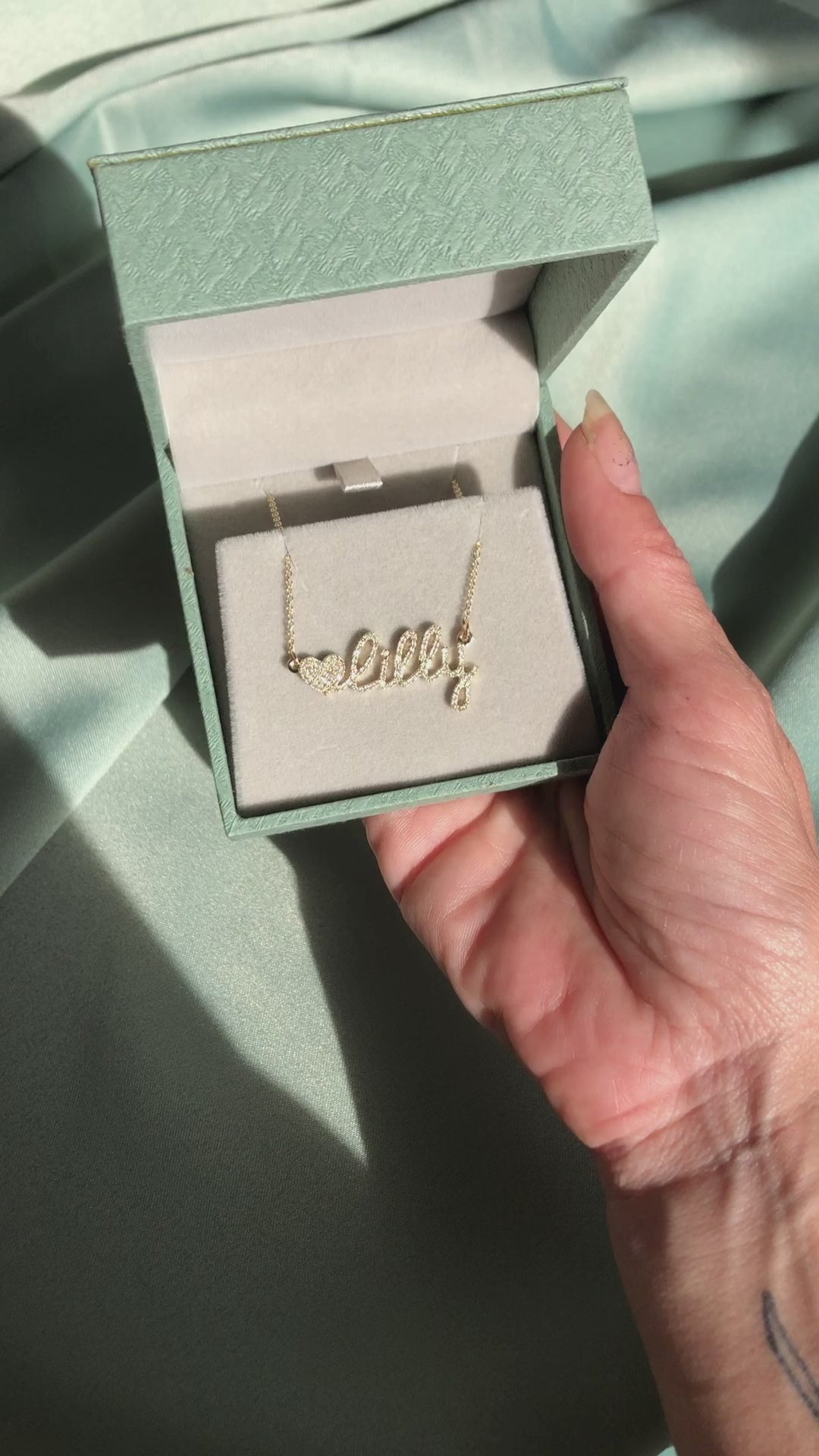 שרשרת שם מזהב עם לב משובצת יהלומים