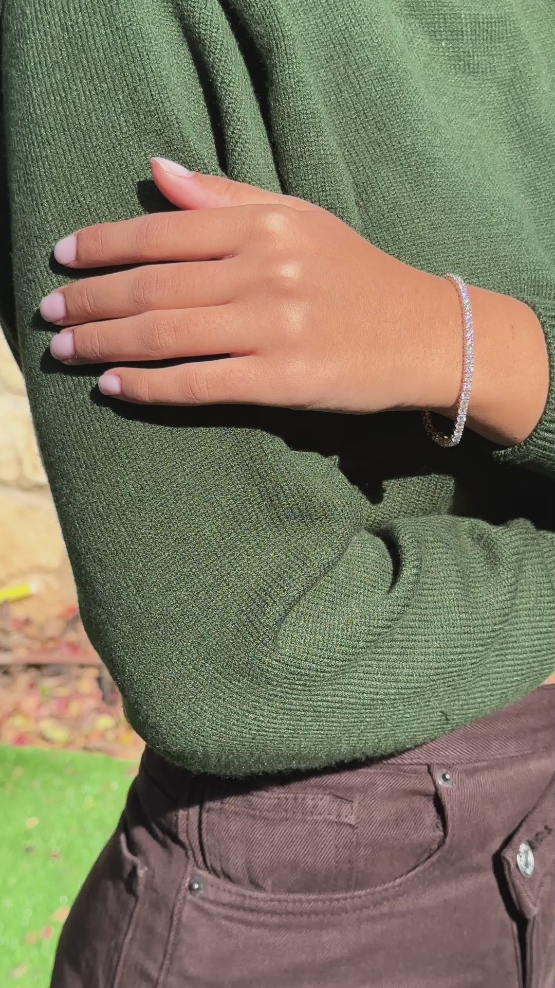 אישה עונדת צמיד טניס אלגנטי משוץ יהלומים לבנים