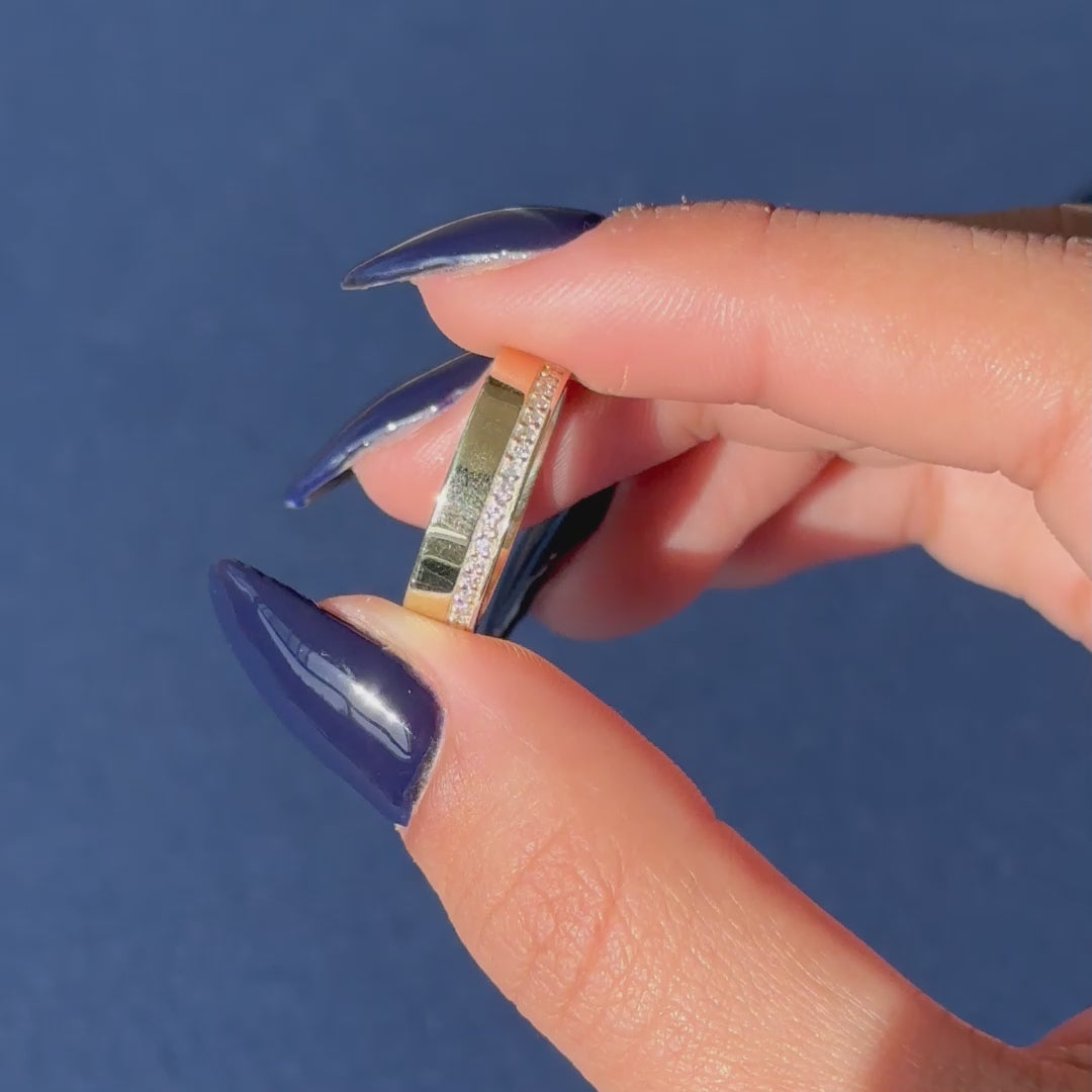 טבעת זהב רחבה משובצת שורת יהלומים לבנים