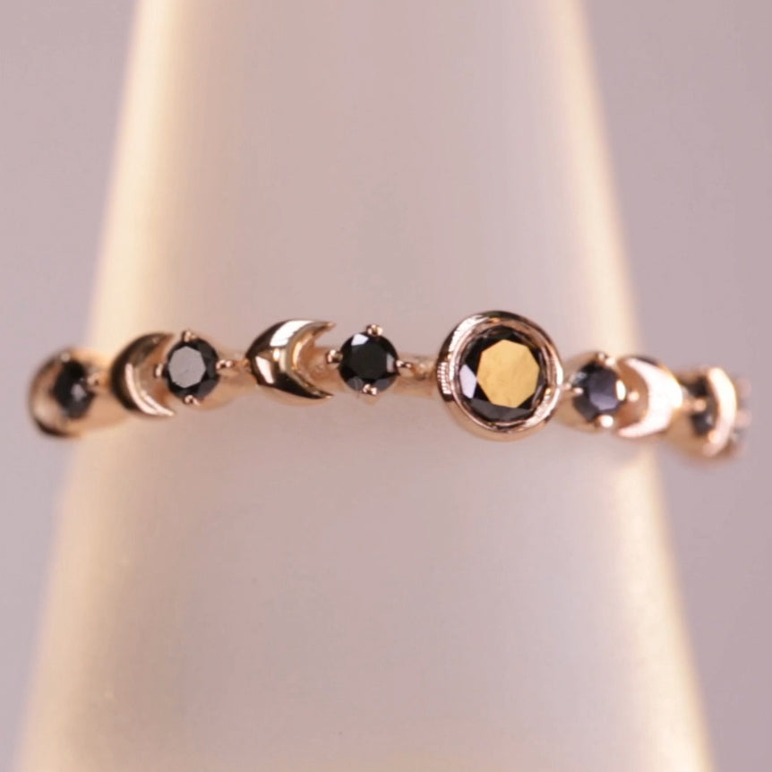 טבעת זהב משובצת יהלומים שחורים בעיצוב ירח