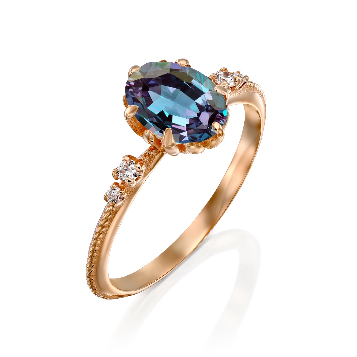 טבעת אלכסנדריט זהב אדום ויהלומים על רקע לבן