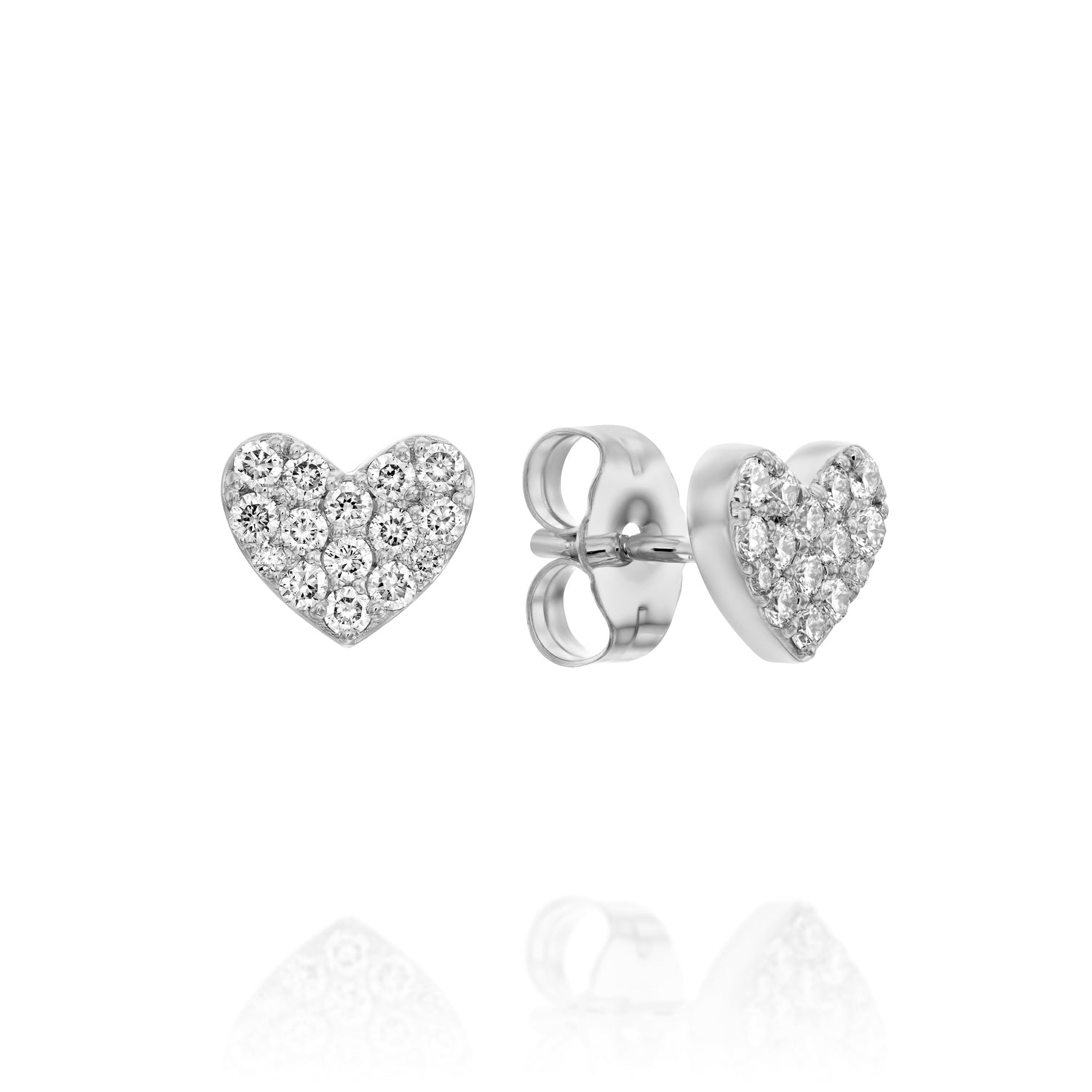 עגילי לב זהב לבן משובצים יהלומי מעבדה על רקע לבן