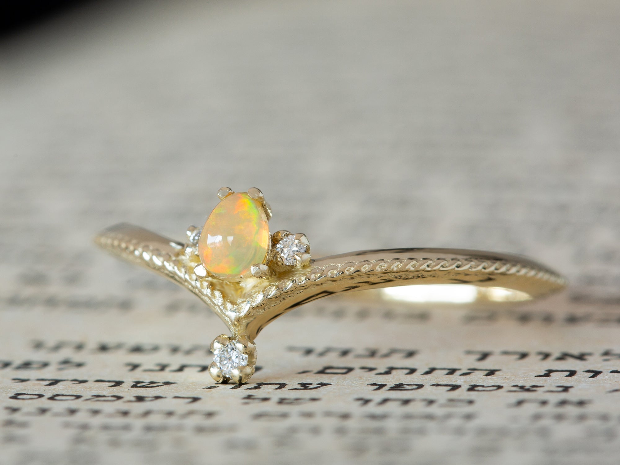 טבעת זהב צהוב 14 קראט עדינה משובצת אופל ויהלומים