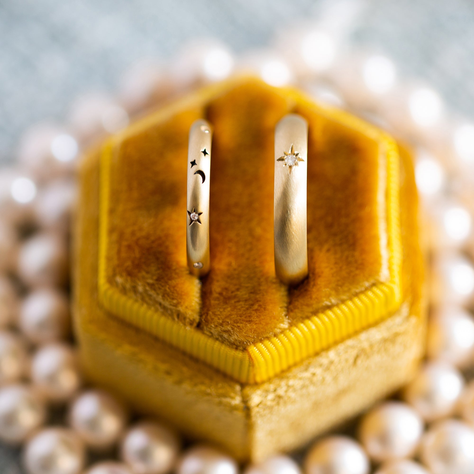 סט טבעות זהב לגבר ולאישה משובצות יהלומים בעיצוב ירח וכוכבים