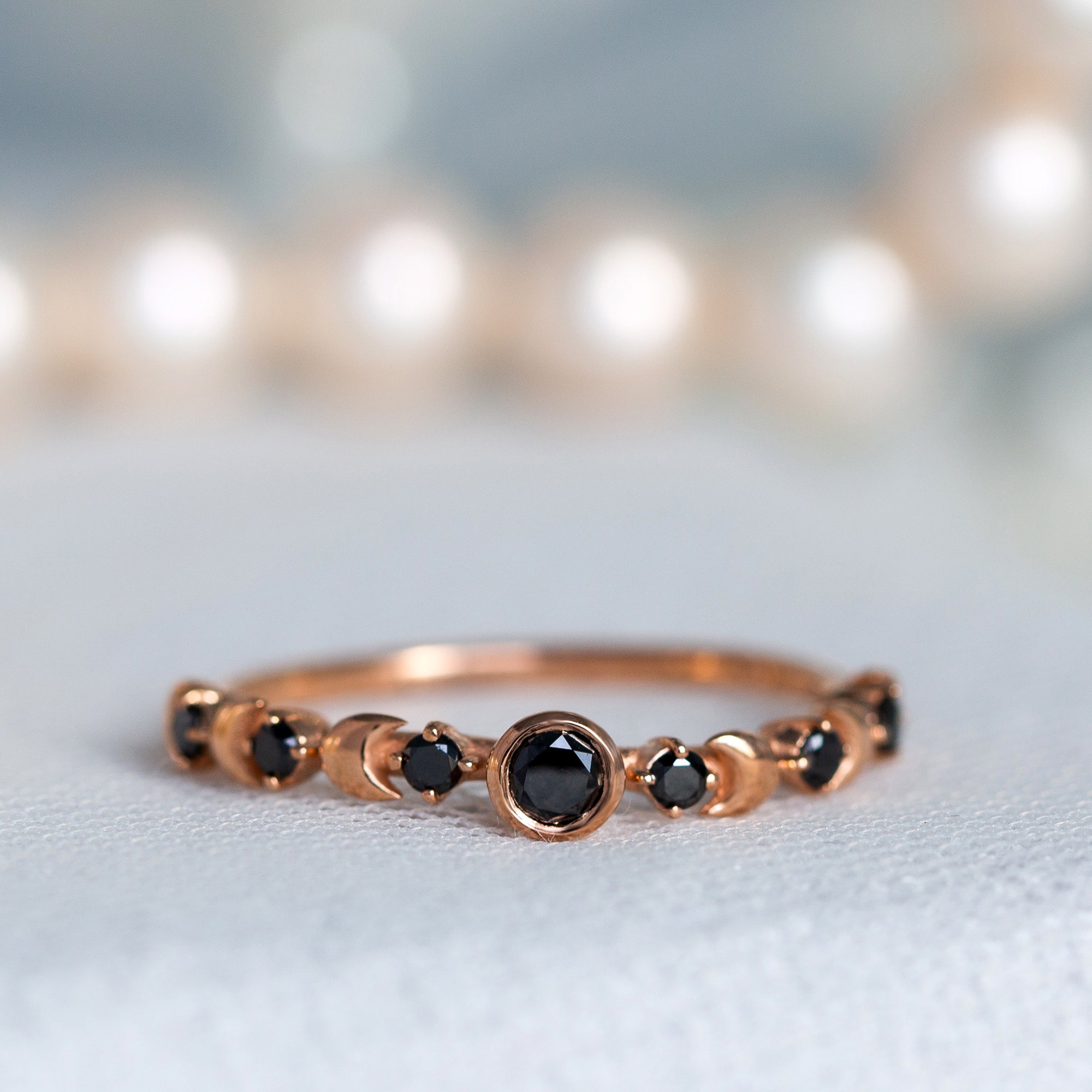 טבעת זהב משובצת יהלומים שחורים בעיצוב ירח