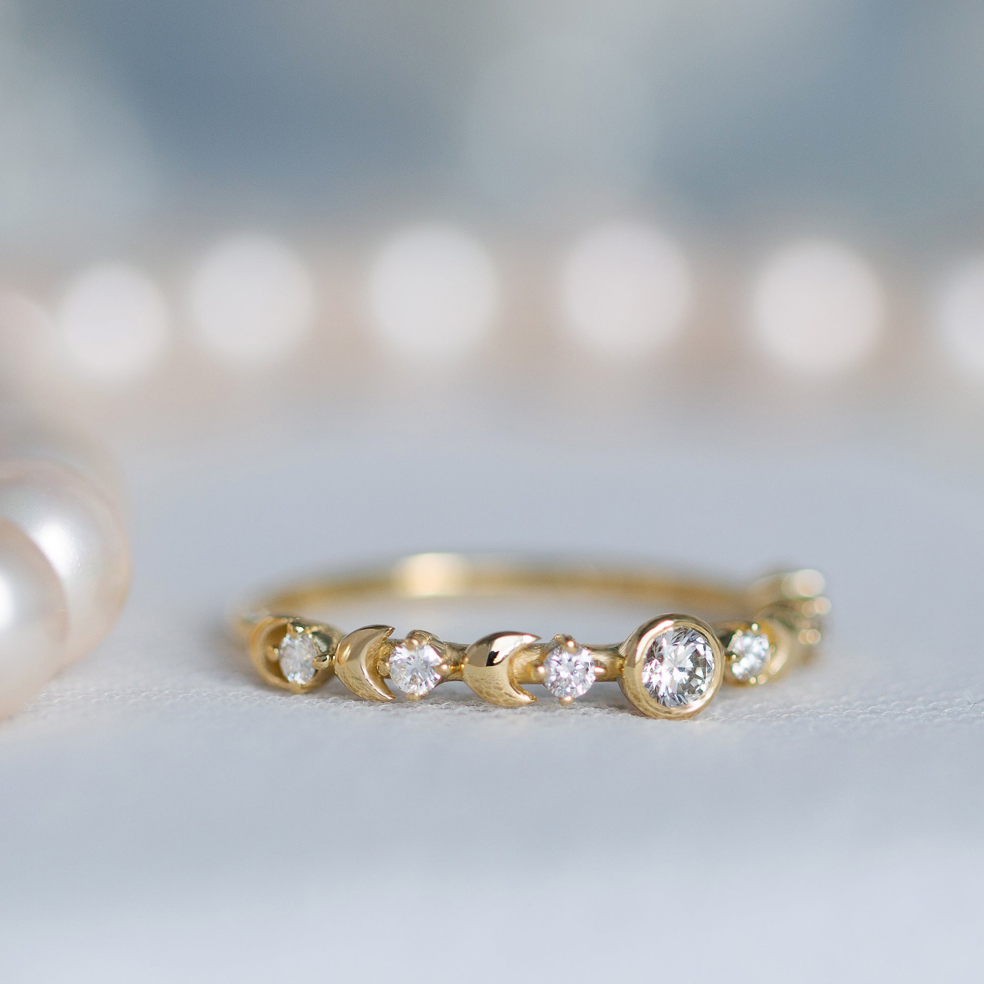 טבעת יהלום מעוצבת בזהב צהוב ויהלומים טבעיים