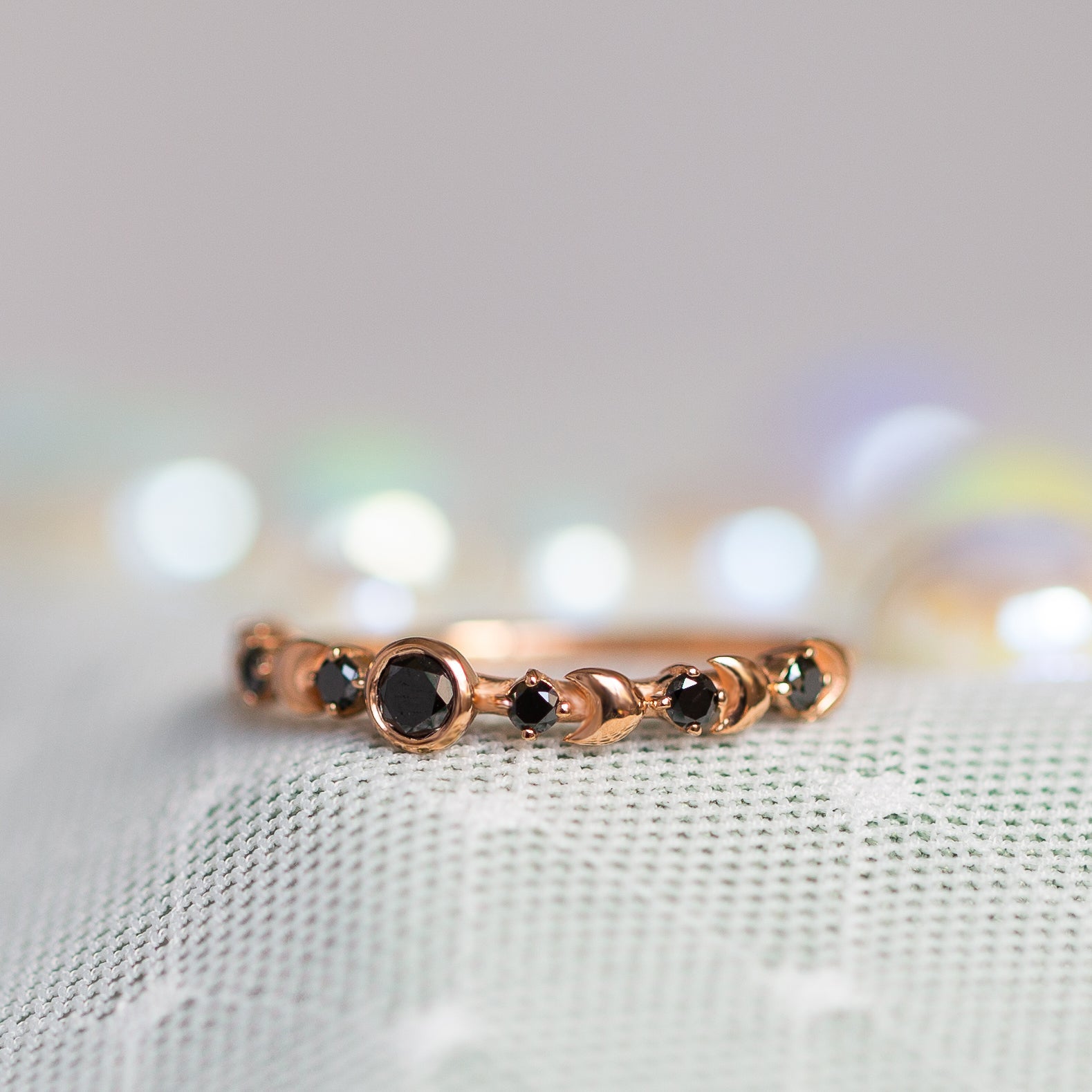 טבעת זהב משובצת יהלומים שחורים בעיצוב ירח