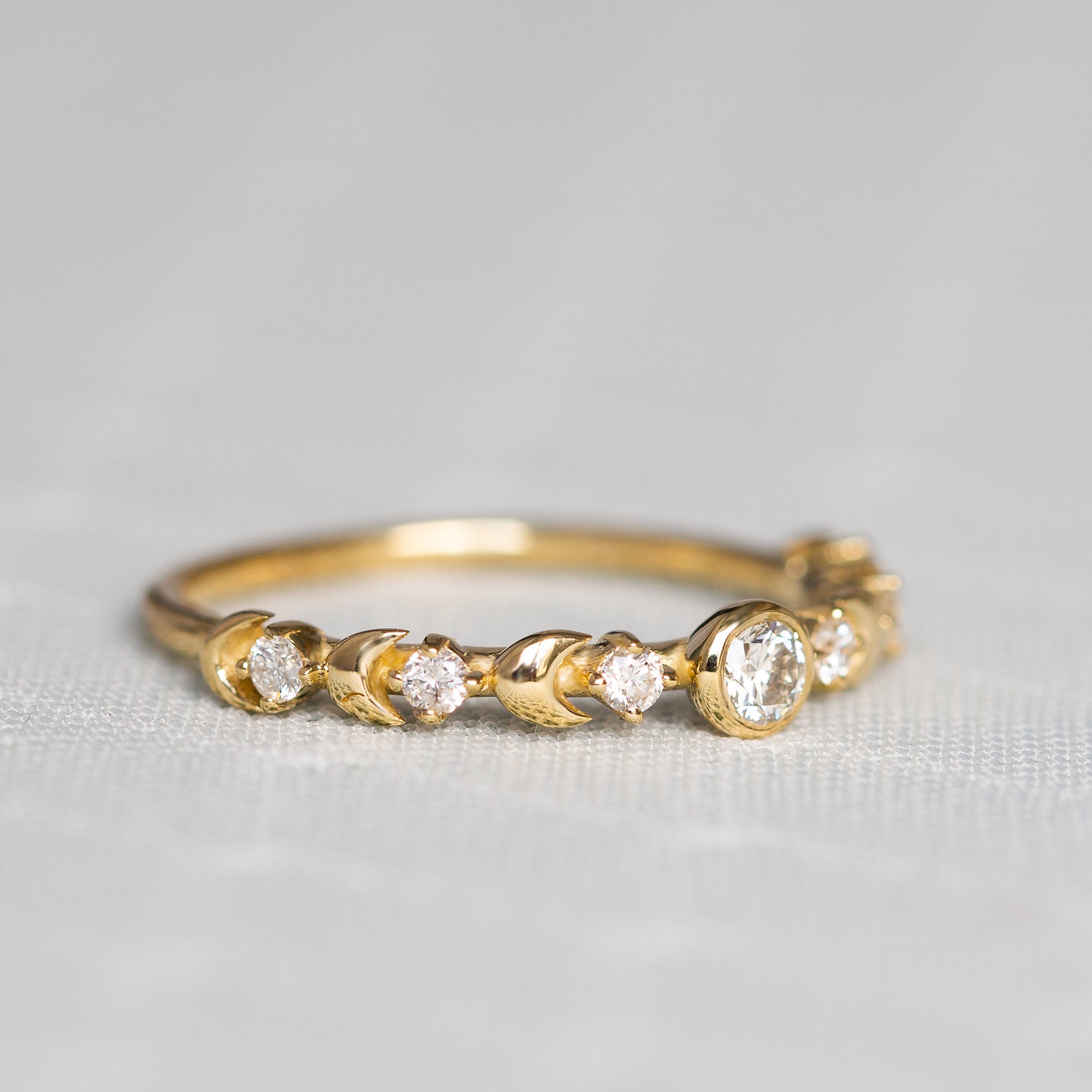 טבעת זהב צהוב 14 קראט בשיבוץ יהלומים טבעיים על רקע לבן