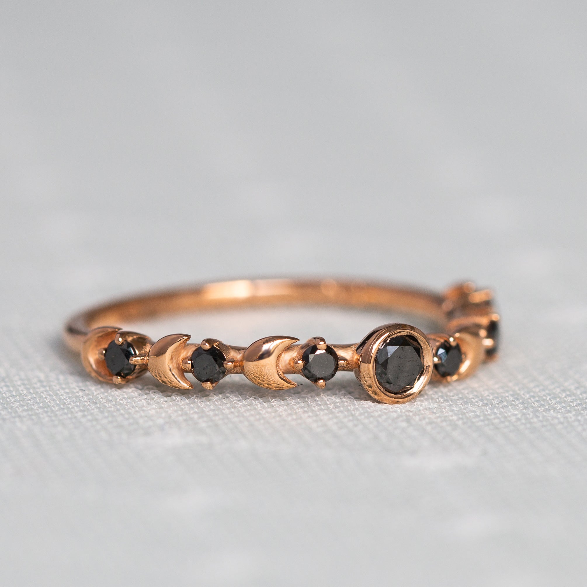 טבעת זהב משובצת יהלומים שחורים בעיצוב ירח