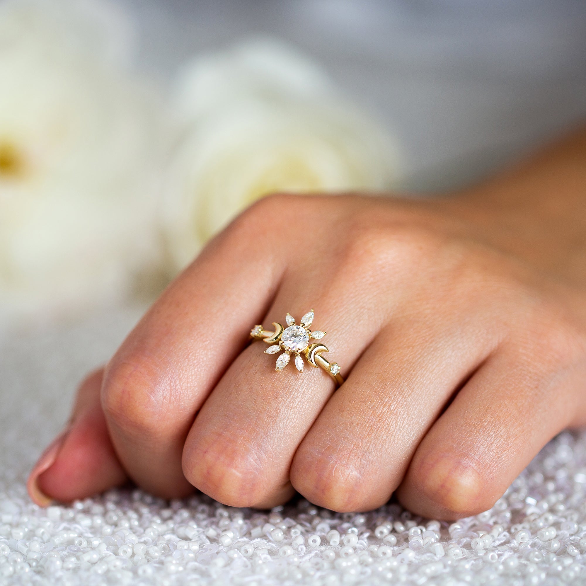 יד של אישה עונדת טבעת זהב צהוב 14 קראט בעיצוב ירח מיוחד