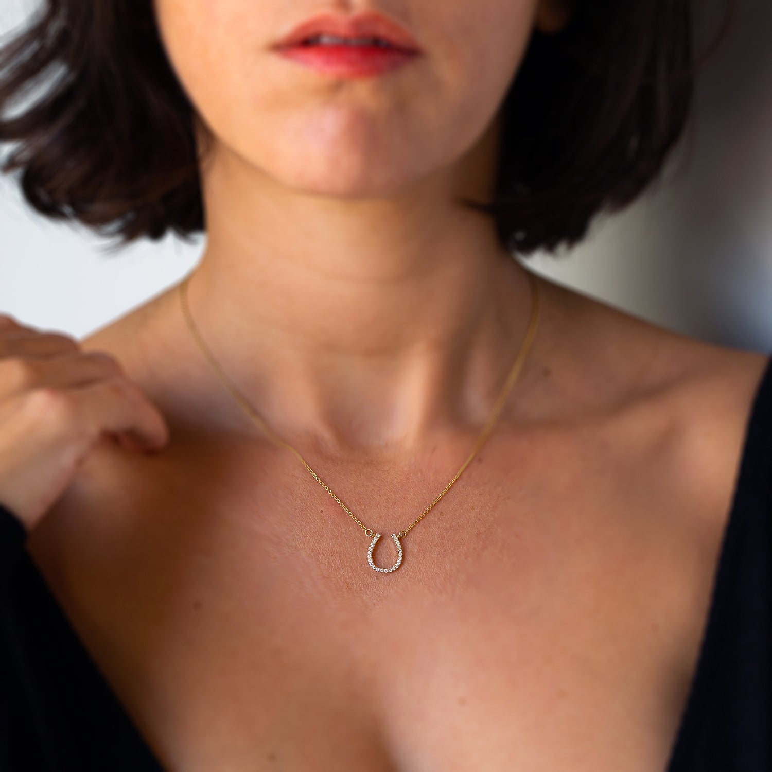 שרשרת זהב משובצת יהלומים בצורת פרסה