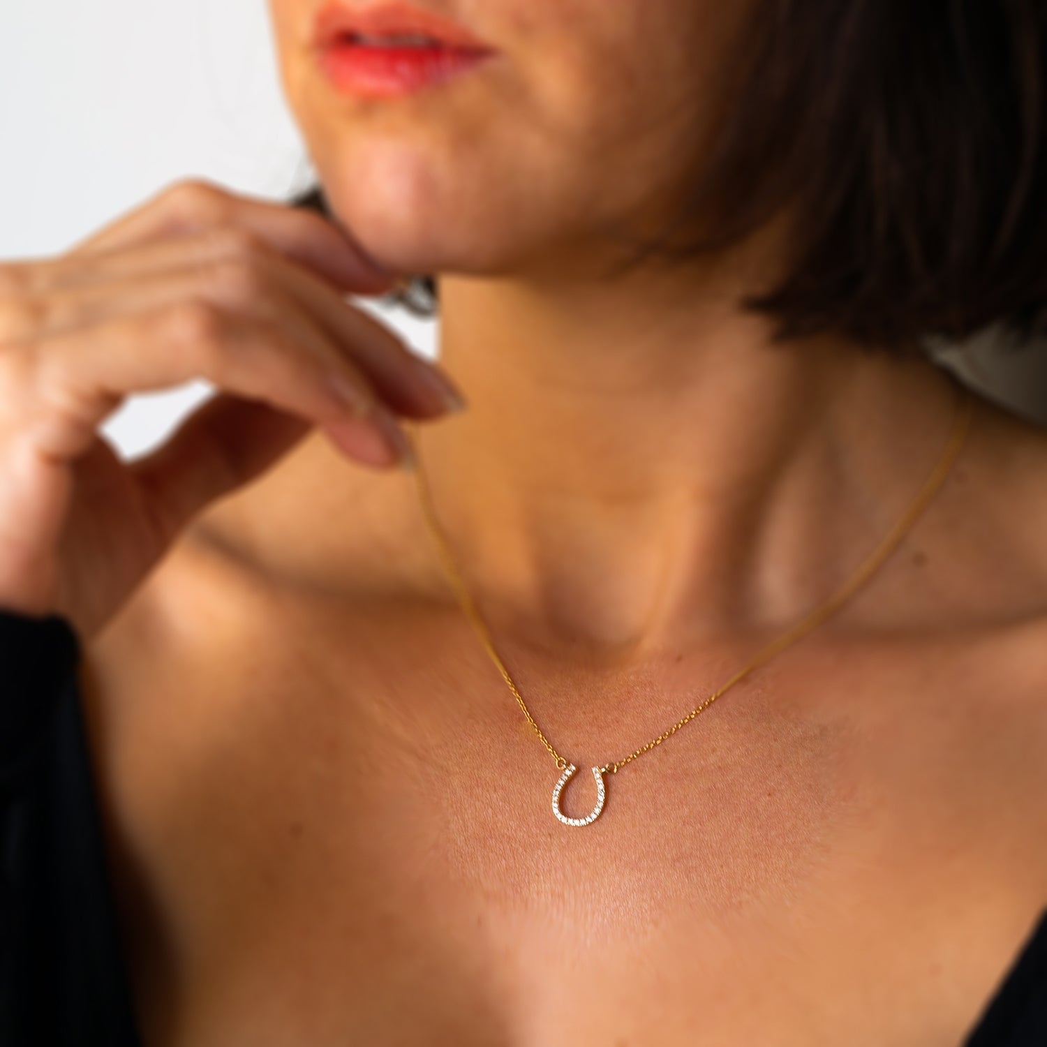 שרשרת זהב משובצת יהלומים בצורת פרסה