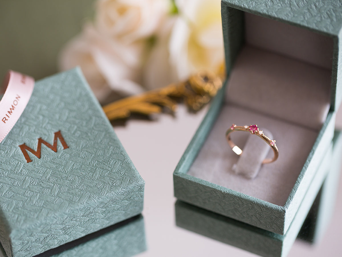 טבעת זהב עדינה משובצת ספיר ורוד ויהלומים