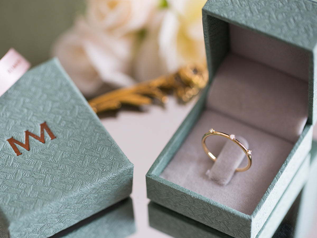 טבעת יהלומים דקה עשויה זהב צהוב 18 קראט משובצת 3 יהלומים