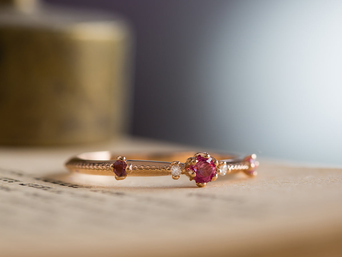 טבעת זהב עדינה משובצת ספיר ורוד ויהלומים