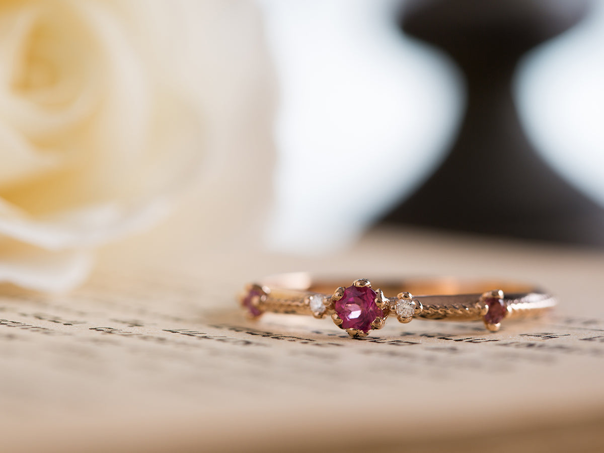 טבעת זהב עדינה משובצת ספיר ורוד ויהלומים